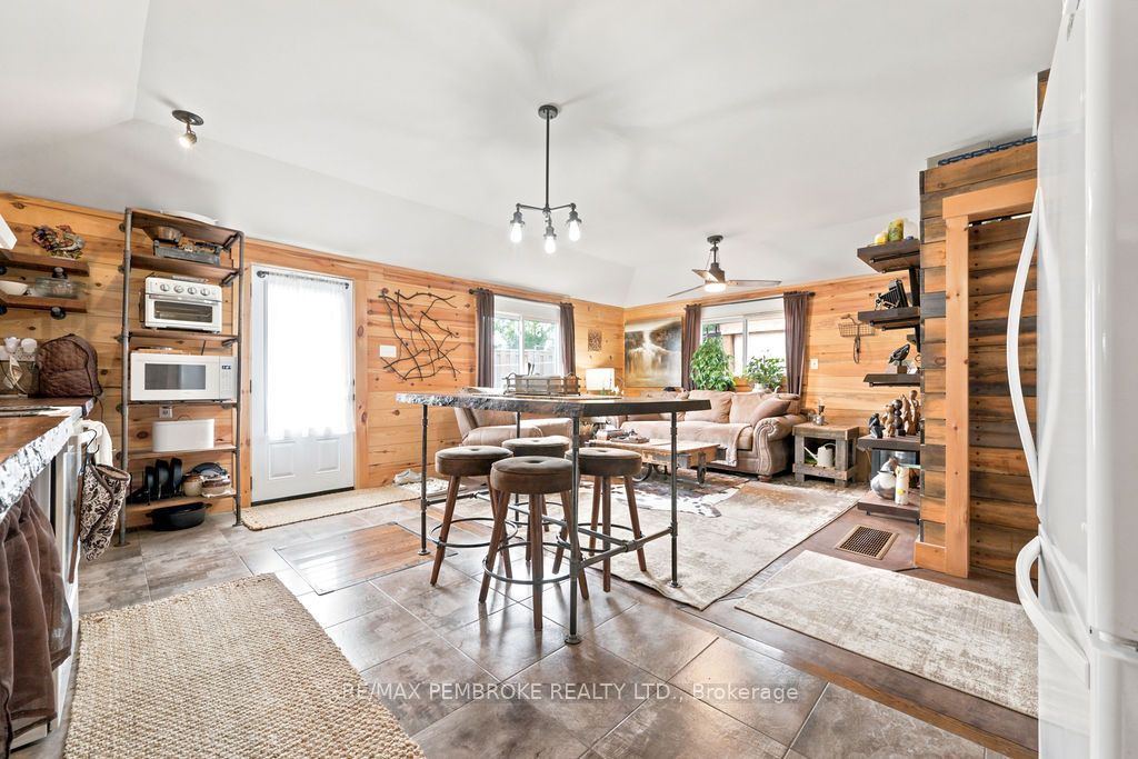 890 Lea Street, Pembroke, ON K8A 6H7 photo 3