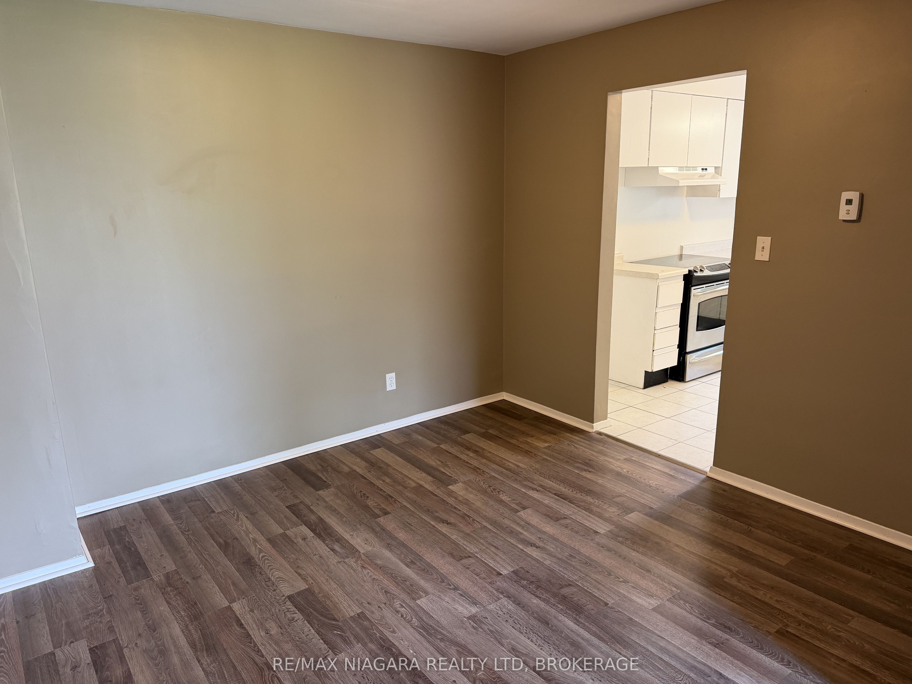 21 Woodlawn Road 4, Welland, ON L3C 5Y7 photo 3
