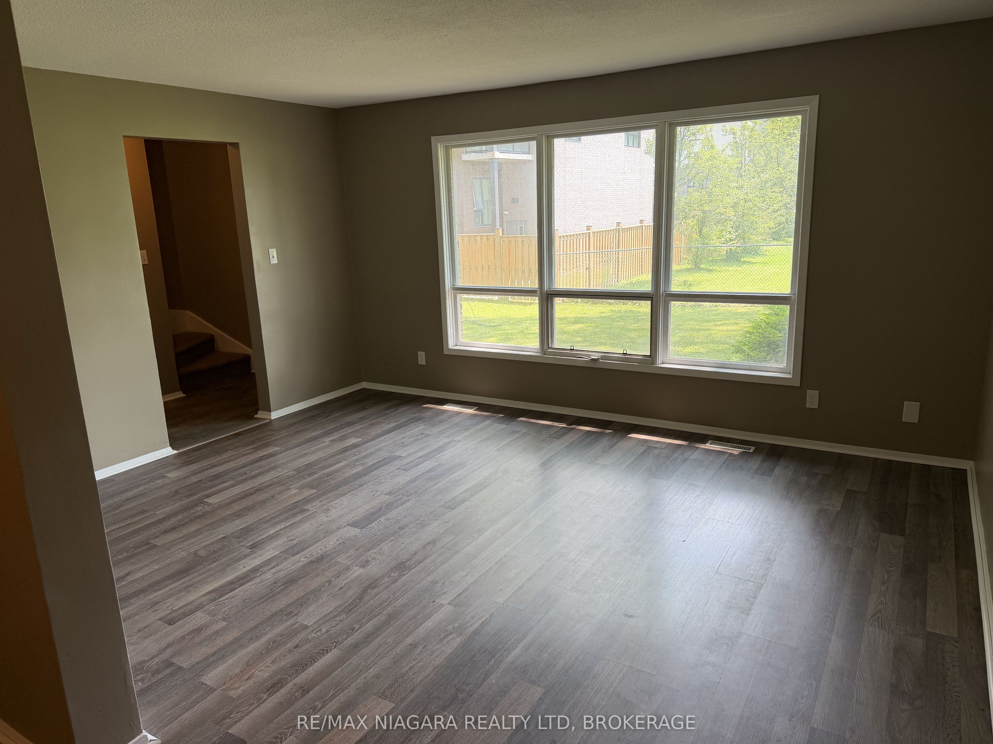 21 Woodlawn Road 4, Welland, ON L3C 5Y7 photo 4