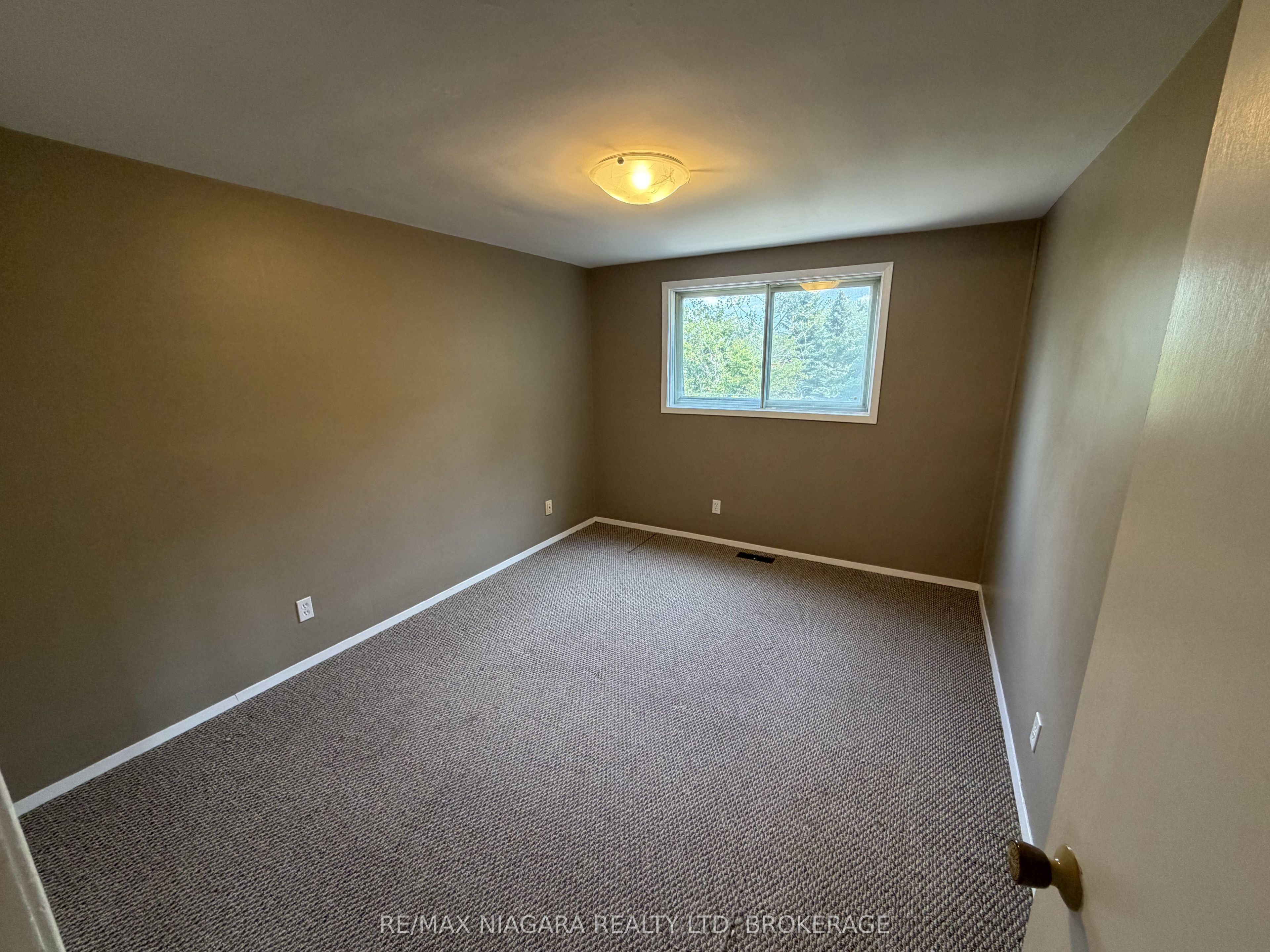 21 Woodlawn Road 4, Welland, ON L3C 5Y7 photo 5