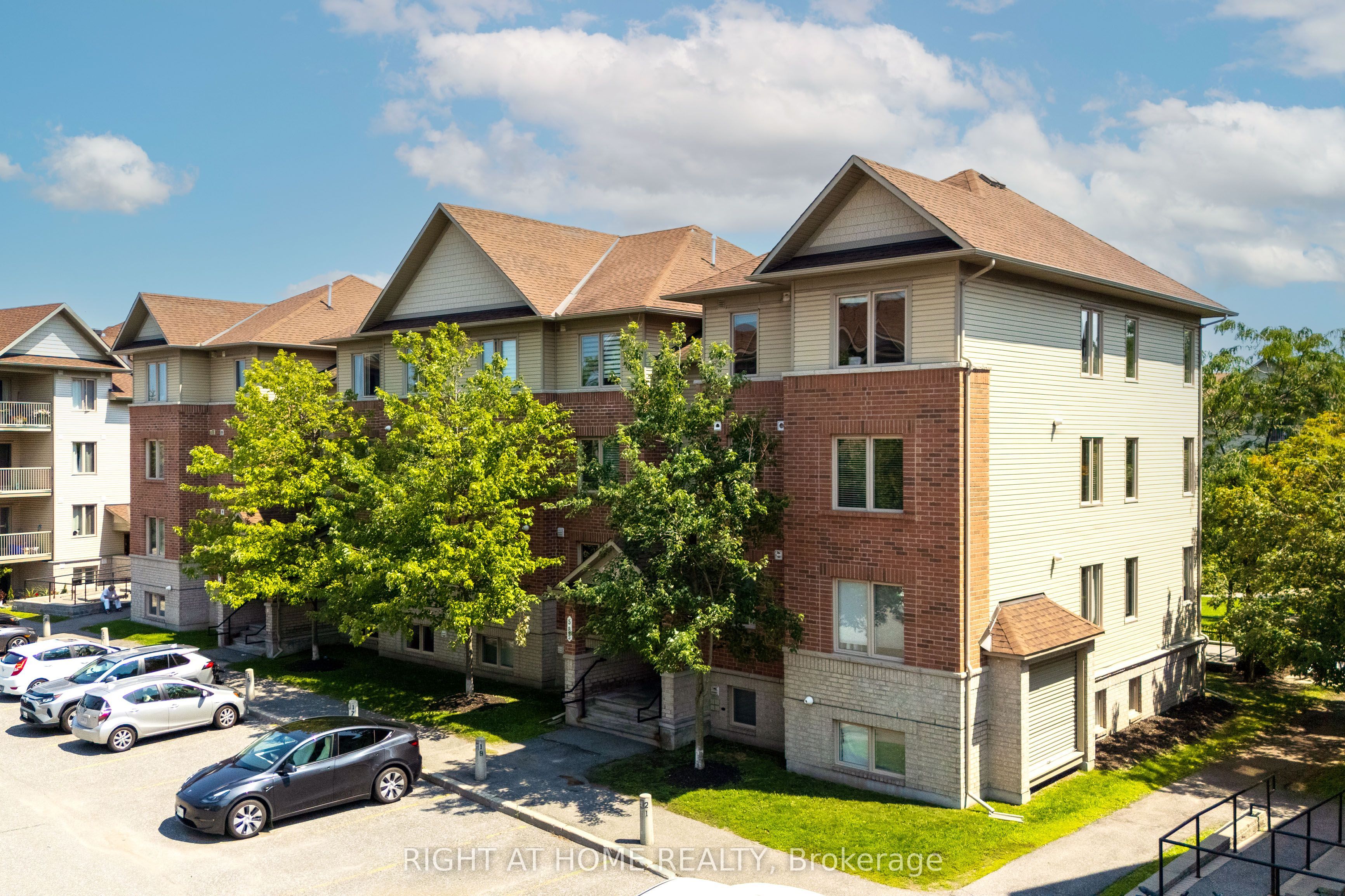 585 Stonefield Private 8, Barrhaven, ON K2G 4R4