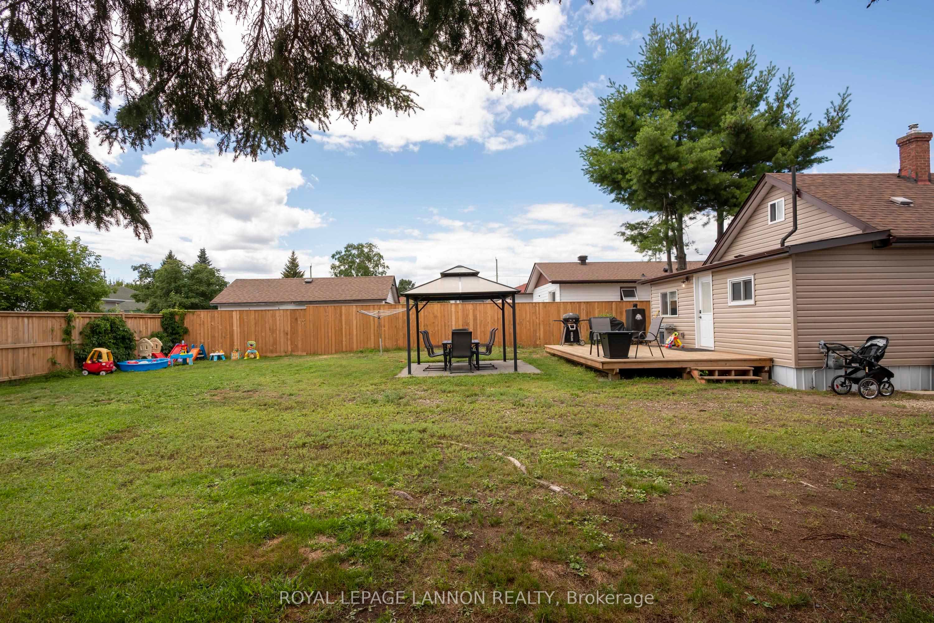 825 Newport Avenue, Thunder Bay, ON P7A 6J8 photo 2