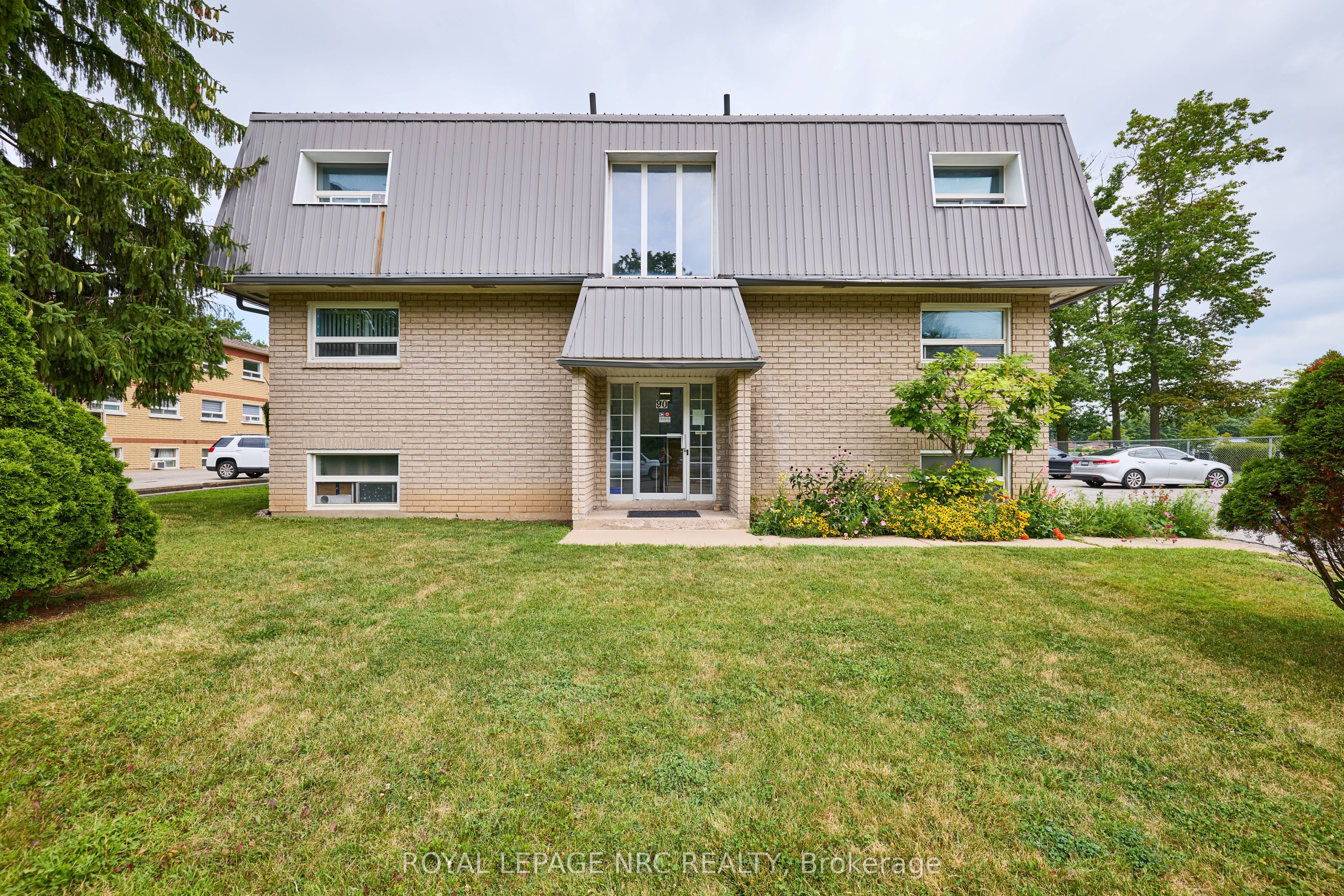 90 Woodlawn Road 15, Welland, ON L3C 3J5