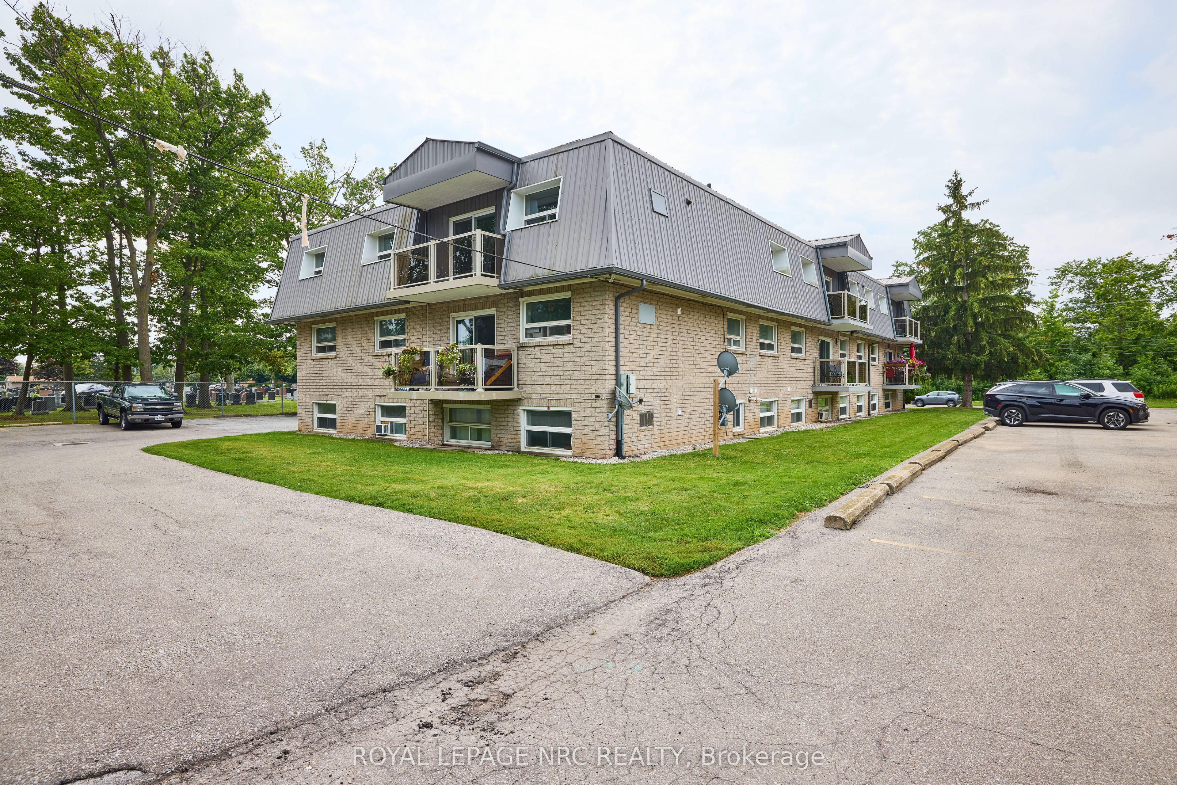 90 Woodlawn Road 15, Welland, ON L3C 3J5 photo 2