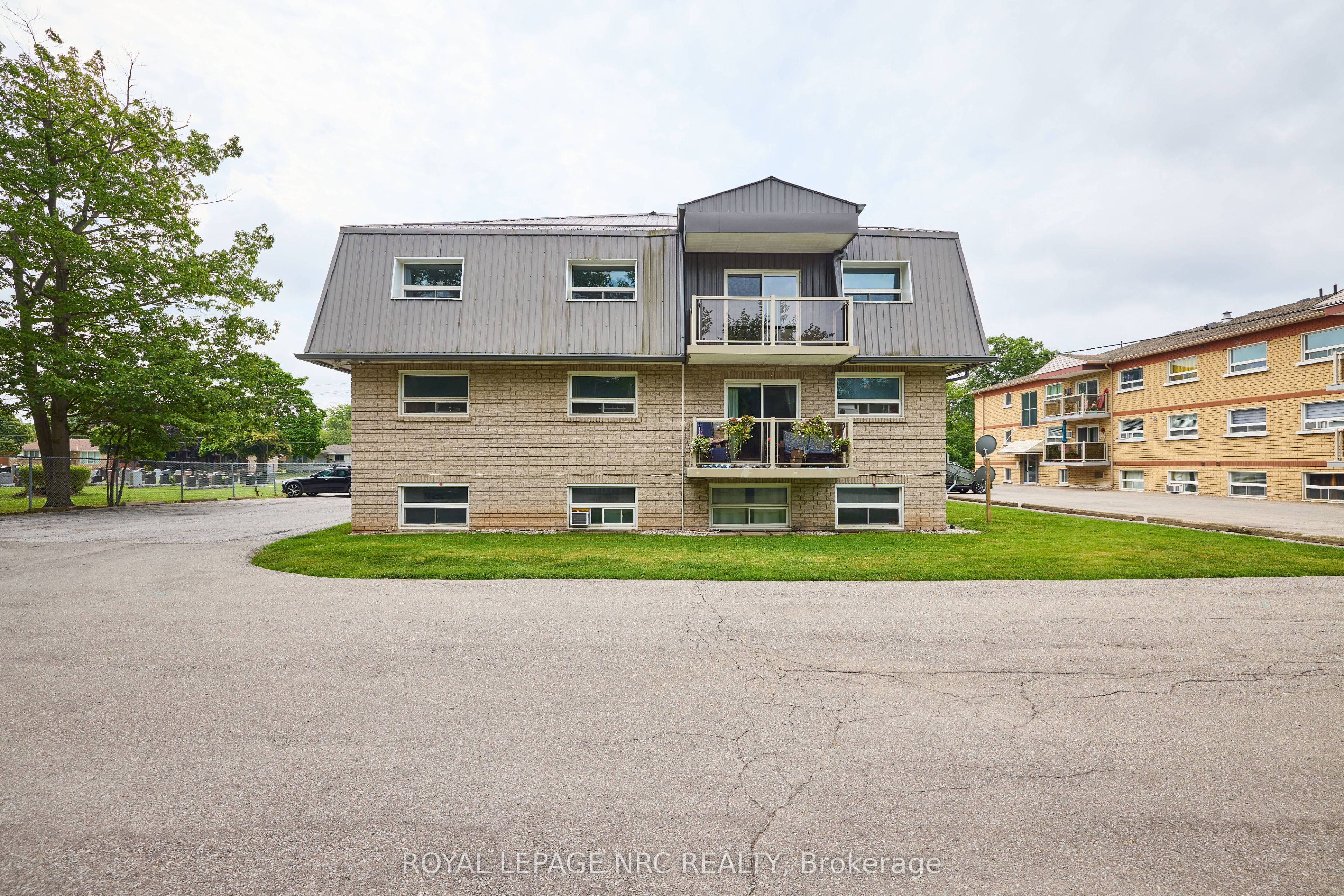 90 Woodlawn Road 15, Welland, ON L3C 3J5 photo 3