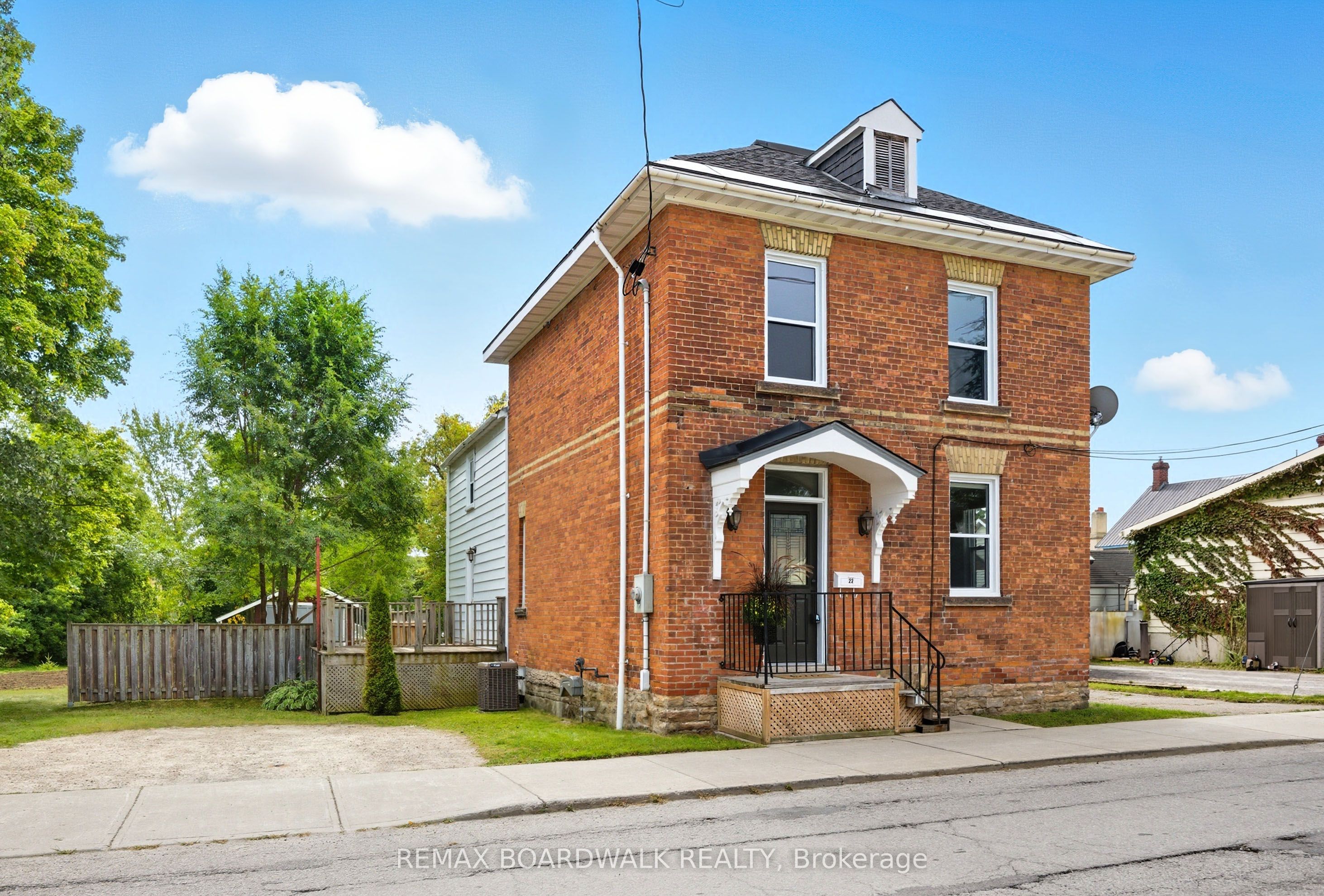 22 Isabella Street, Perth, ON K7H 2W8 photo 2