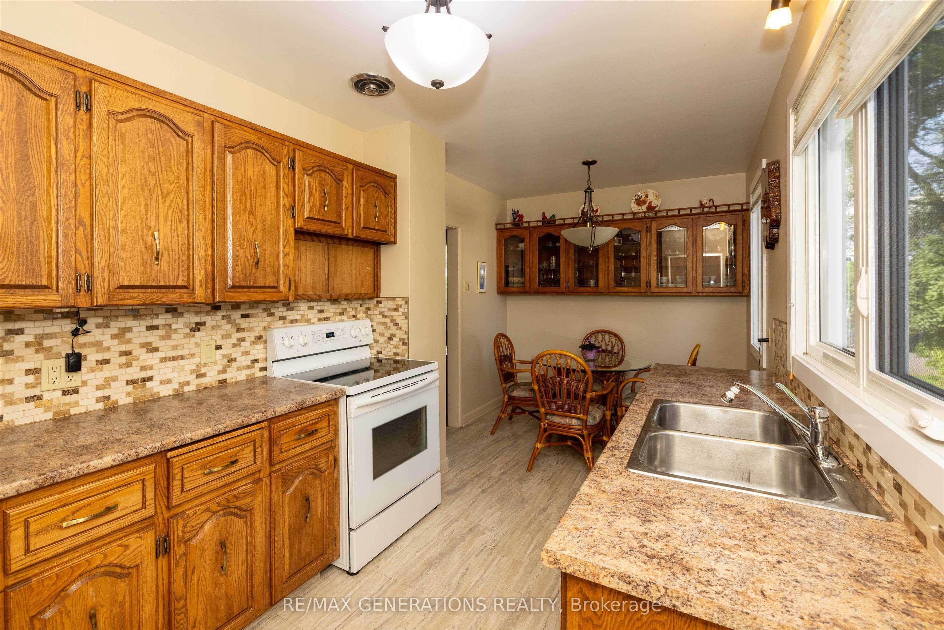 53 Melvin Avenue, Thunder Bay, ON P7A 7C3 photo 2