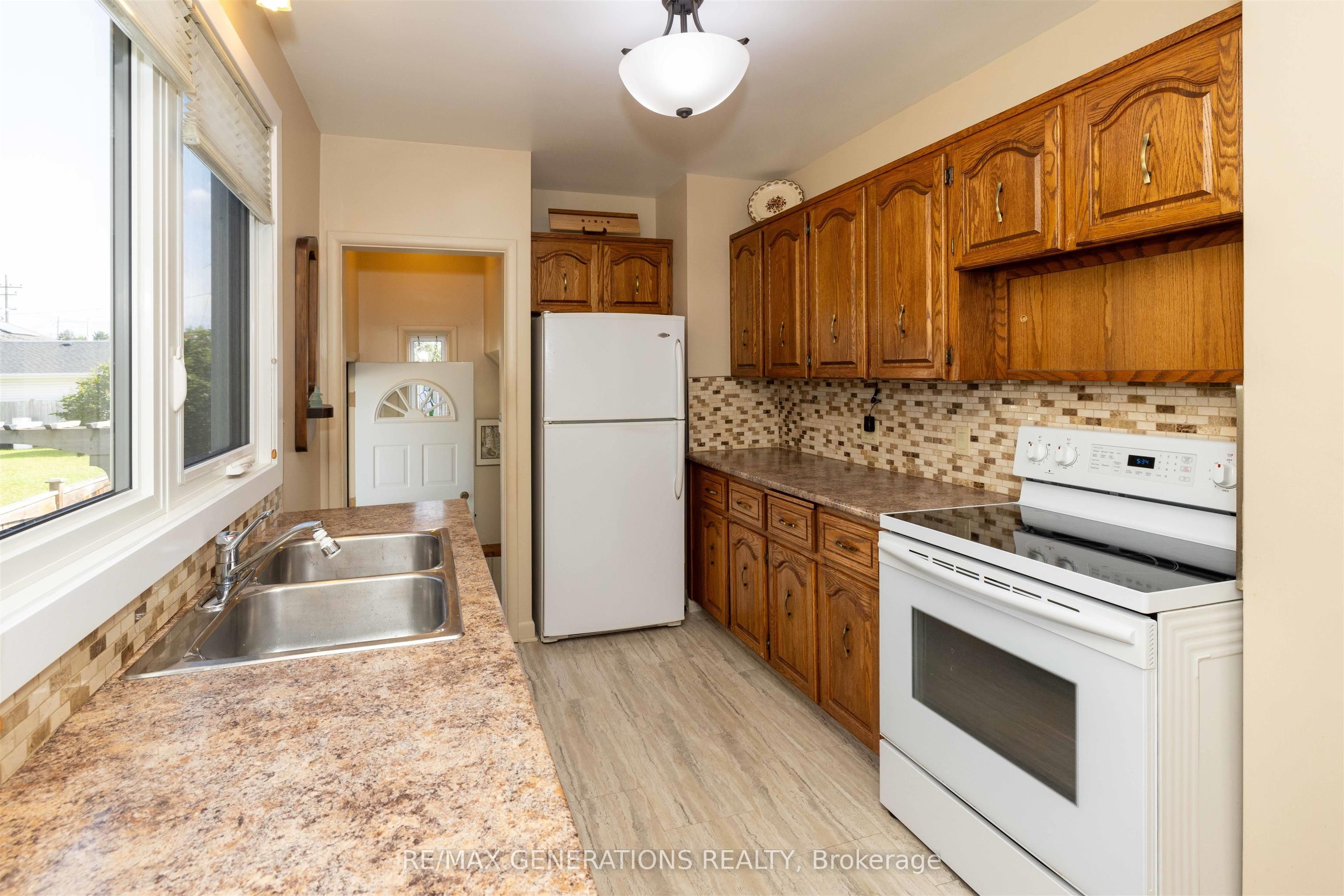 53 Melvin Avenue, Thunder Bay, ON P7A 7C3 photo 4
