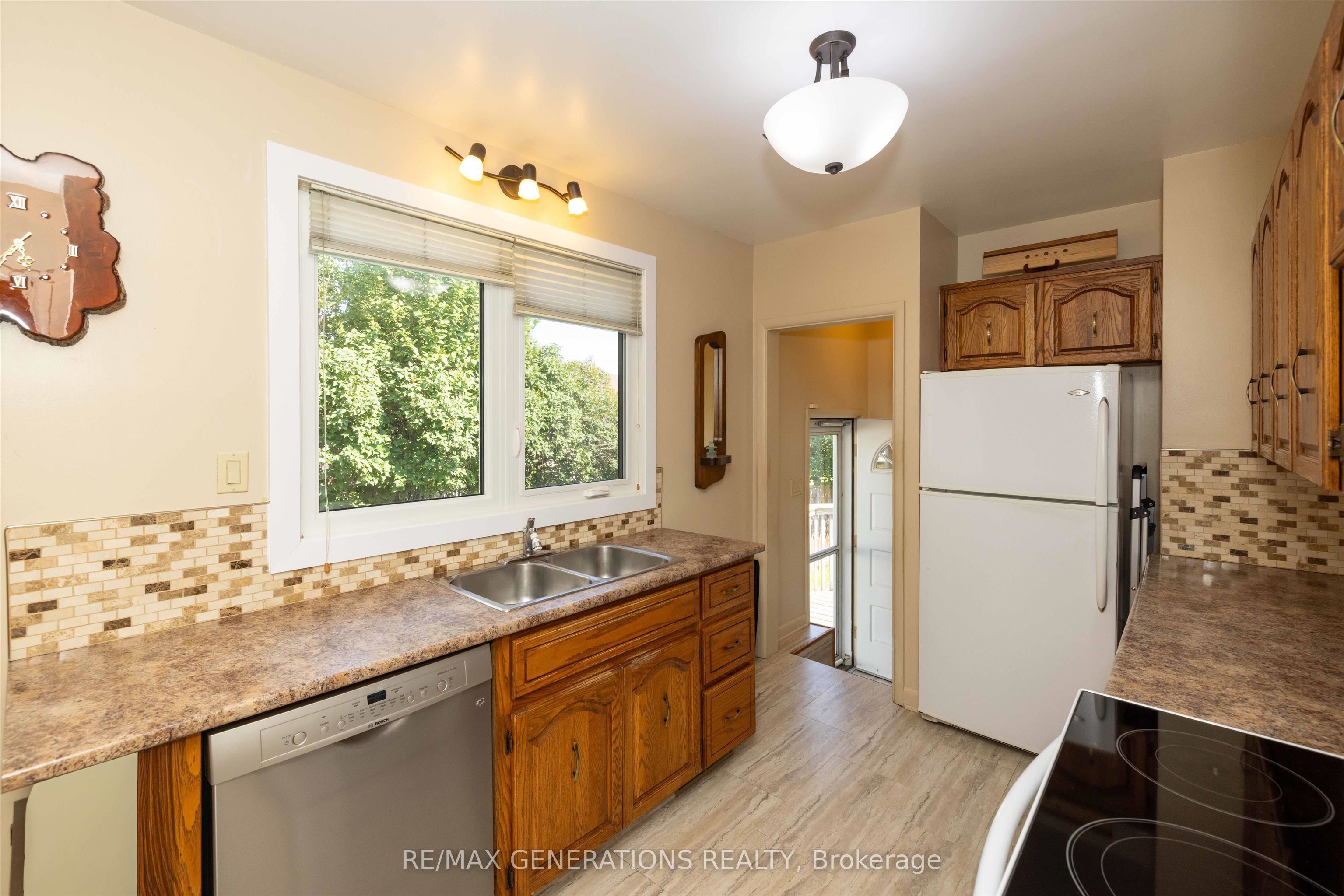 53 Melvin Avenue, Thunder Bay, ON P7A 7C3 photo 5
