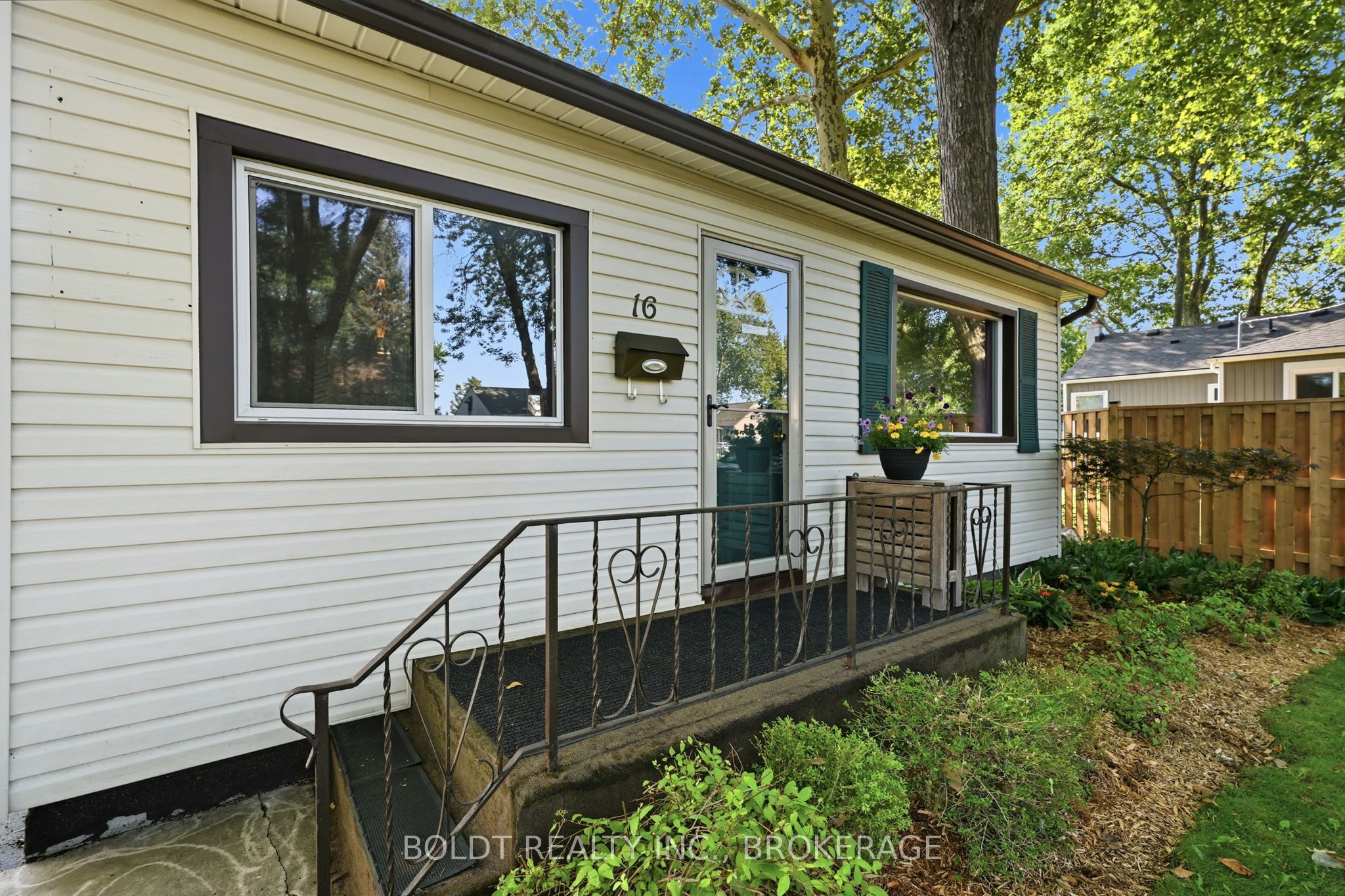 16 Longfellow Avenue, St. Catharines, ON L2R 6N5 photo 2