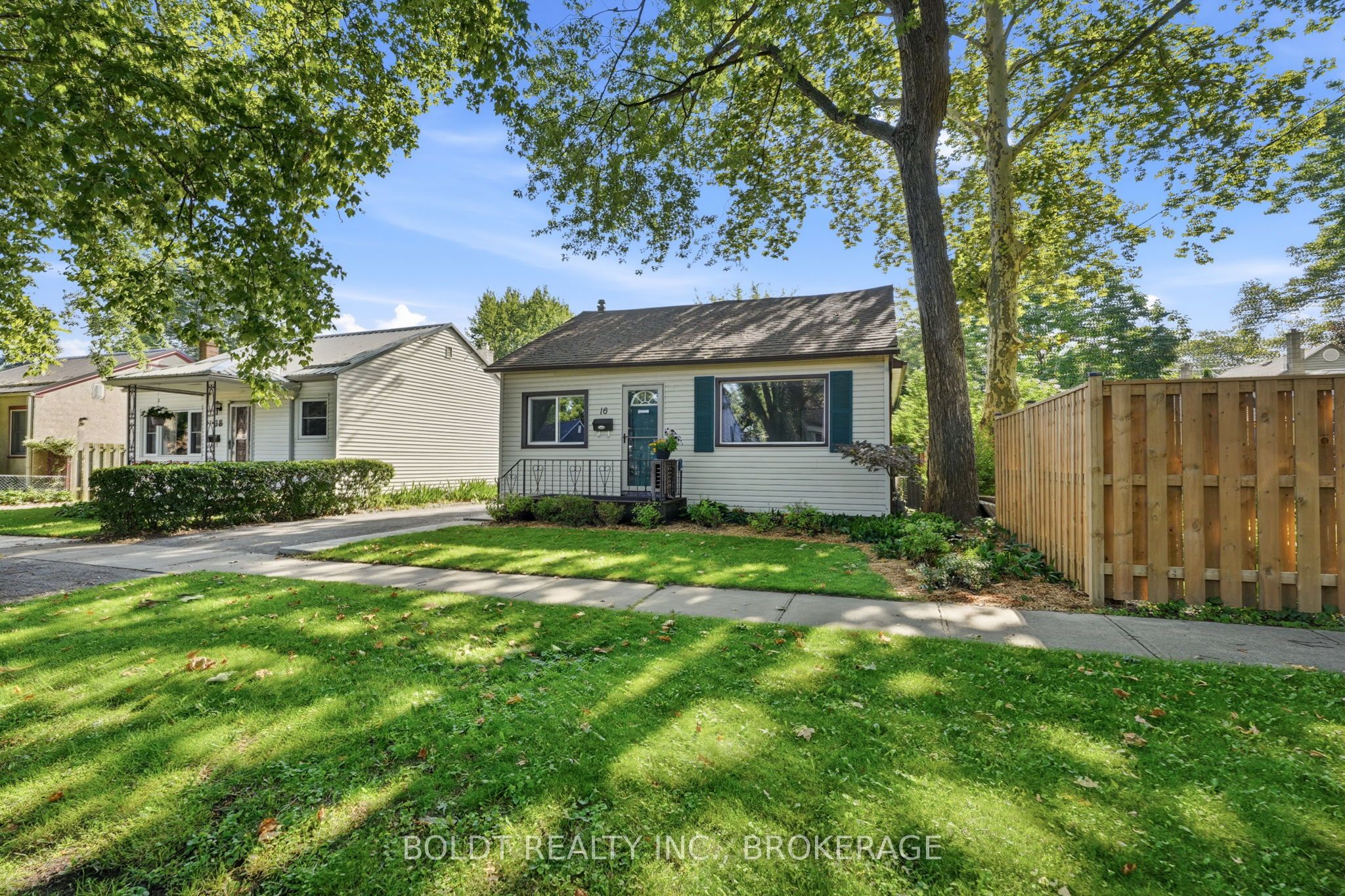 16 Longfellow Avenue, St. Catharines, ON L2R 6N5 photo 3