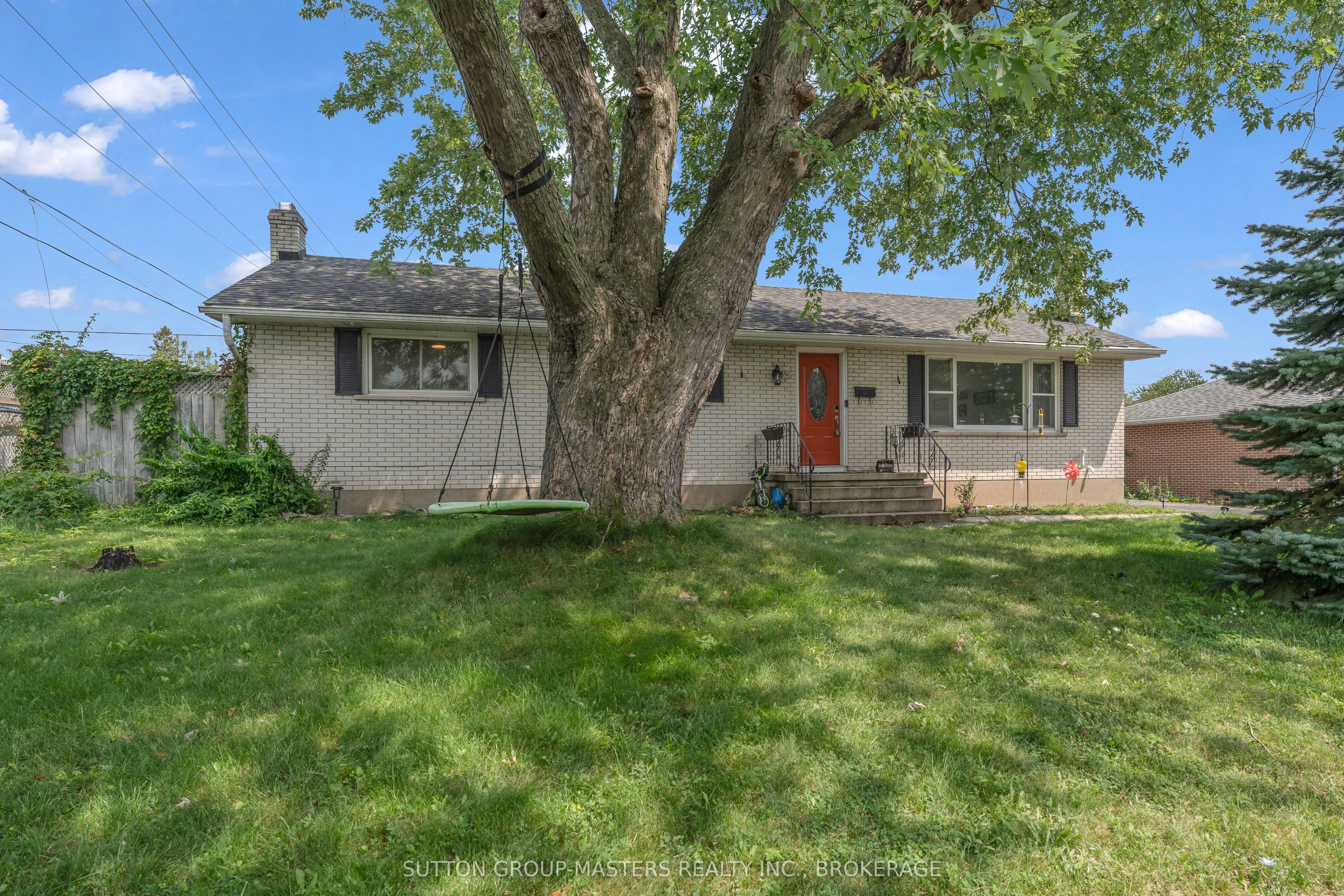 39 Oxford Crescent, Loyalist, ON K7N 1R1 photo 2