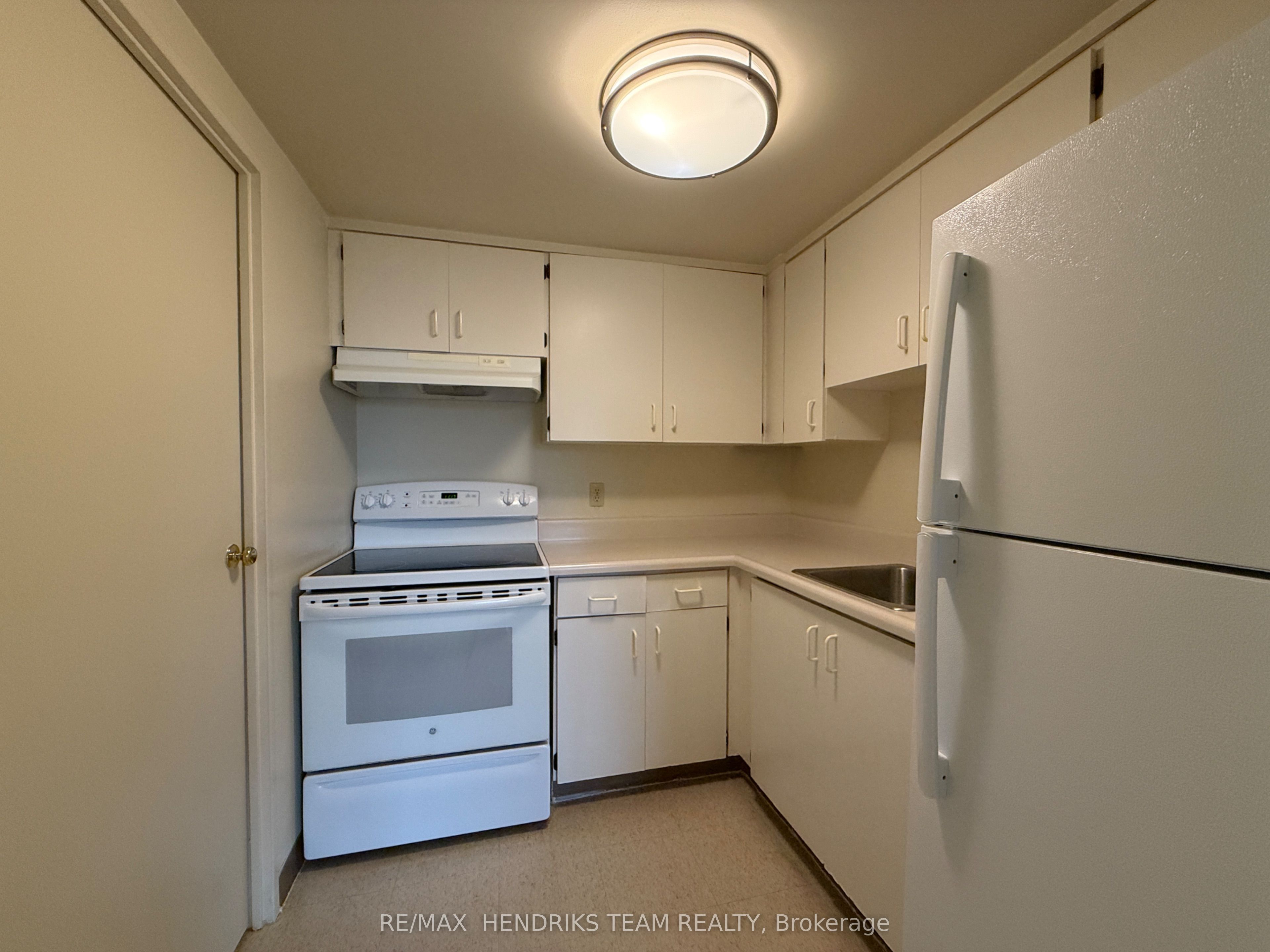 234 Oakdale Avenue 202, St. Catharines, ON L2P 2K6 photo 2