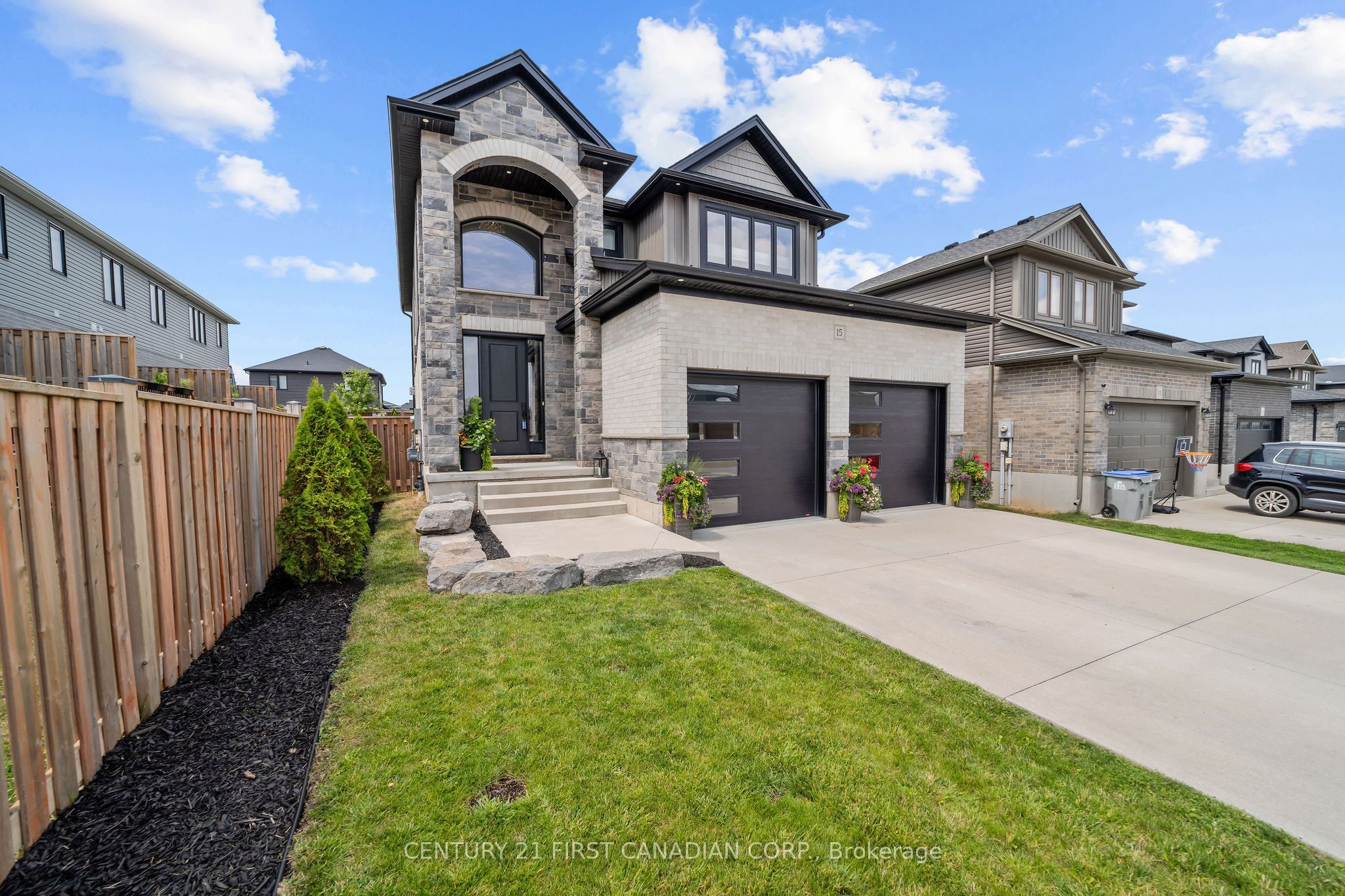 15 NICHOLSON Street, Lucan Biddulph, ON N0M 2J0 photo 2