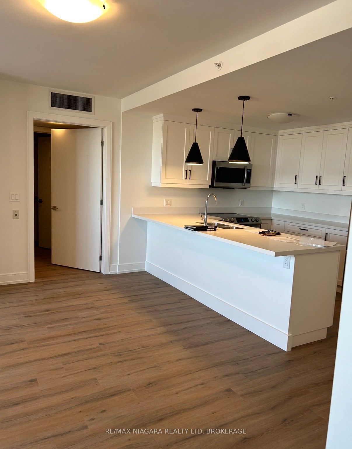 300 FOURTH Avenue 404, St. Catharines, ON L2R 6P9 photo 3