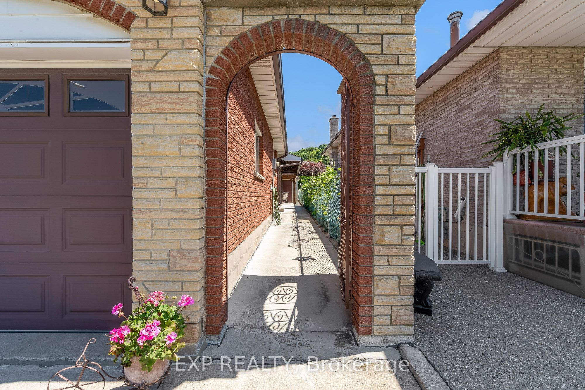 150 Marcella Crescent, Hamilton, ON L8K 6G3 photo 3