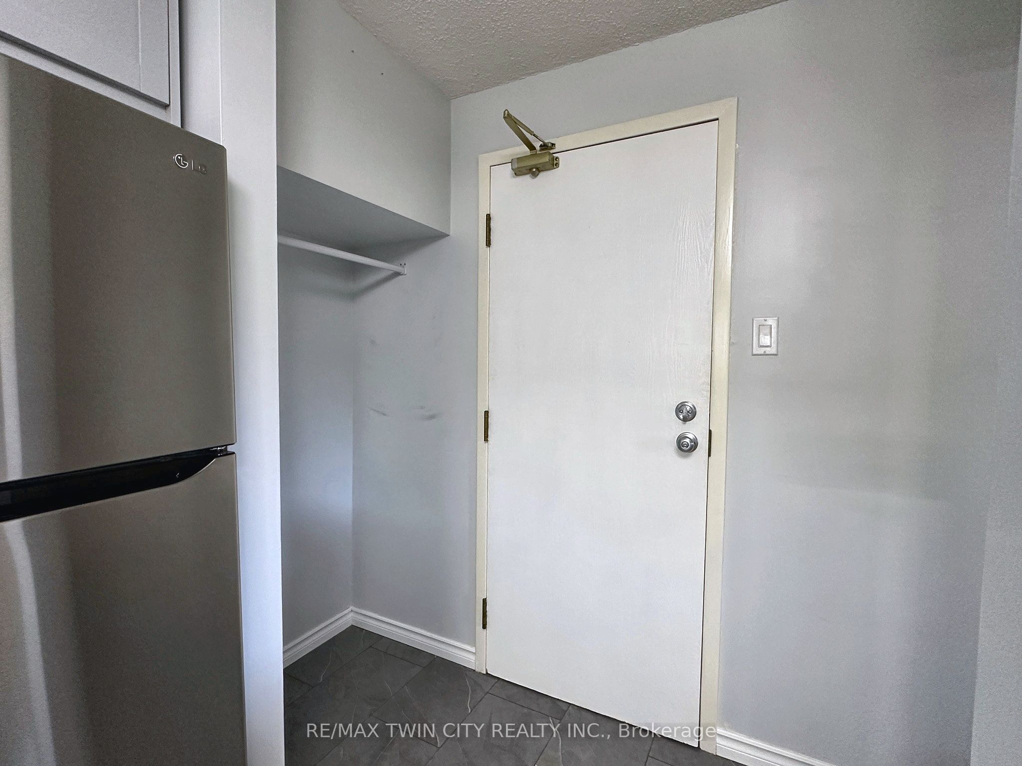 266 Overlea Drive 402, Kitchener, ON N2M 5N3 photo 2