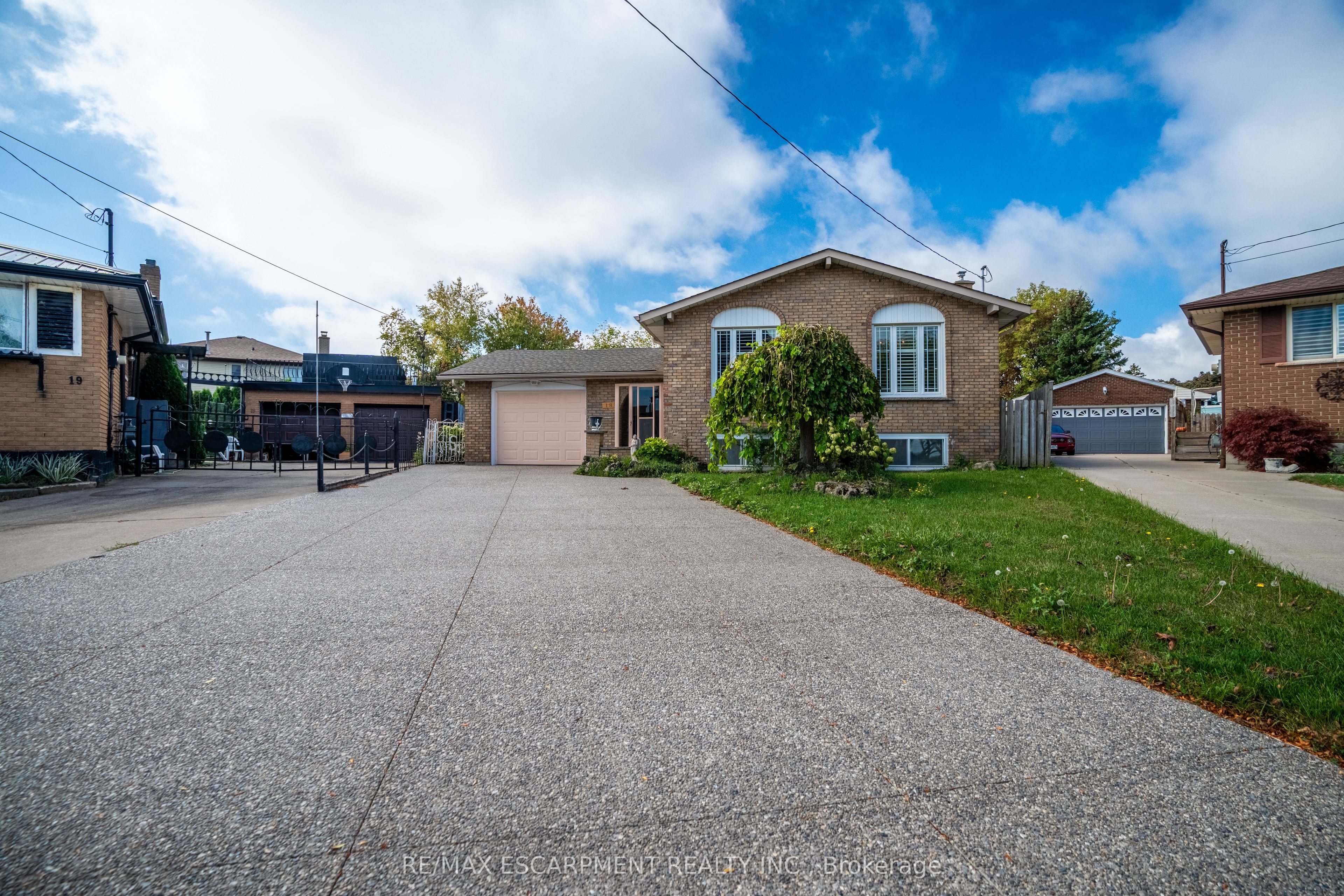 18 Villa Court, Hamilton, ON L8W 1M2 photo 2