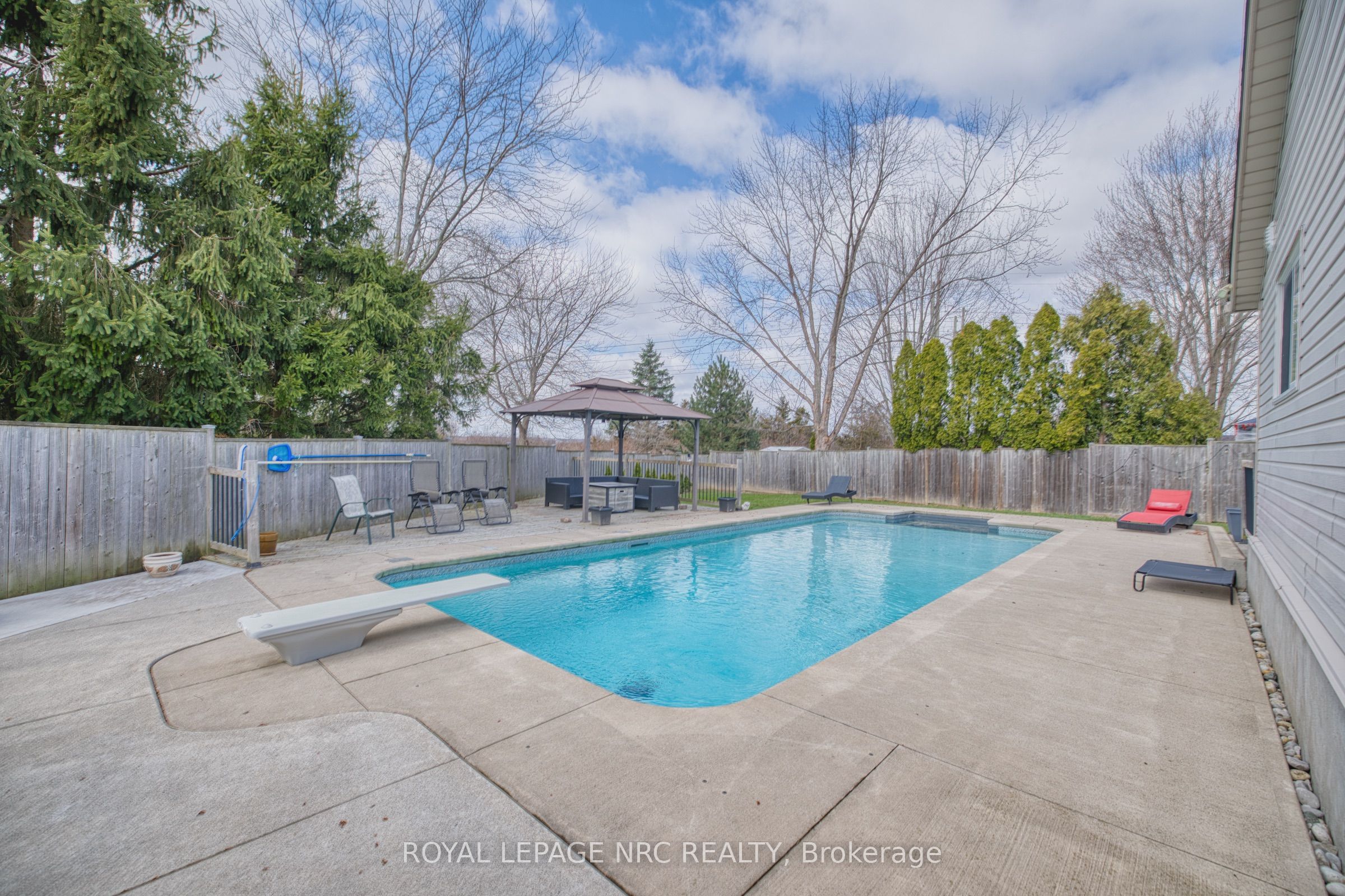 16 Leonard Drive, St. Catharines, ON L2S 3V2
