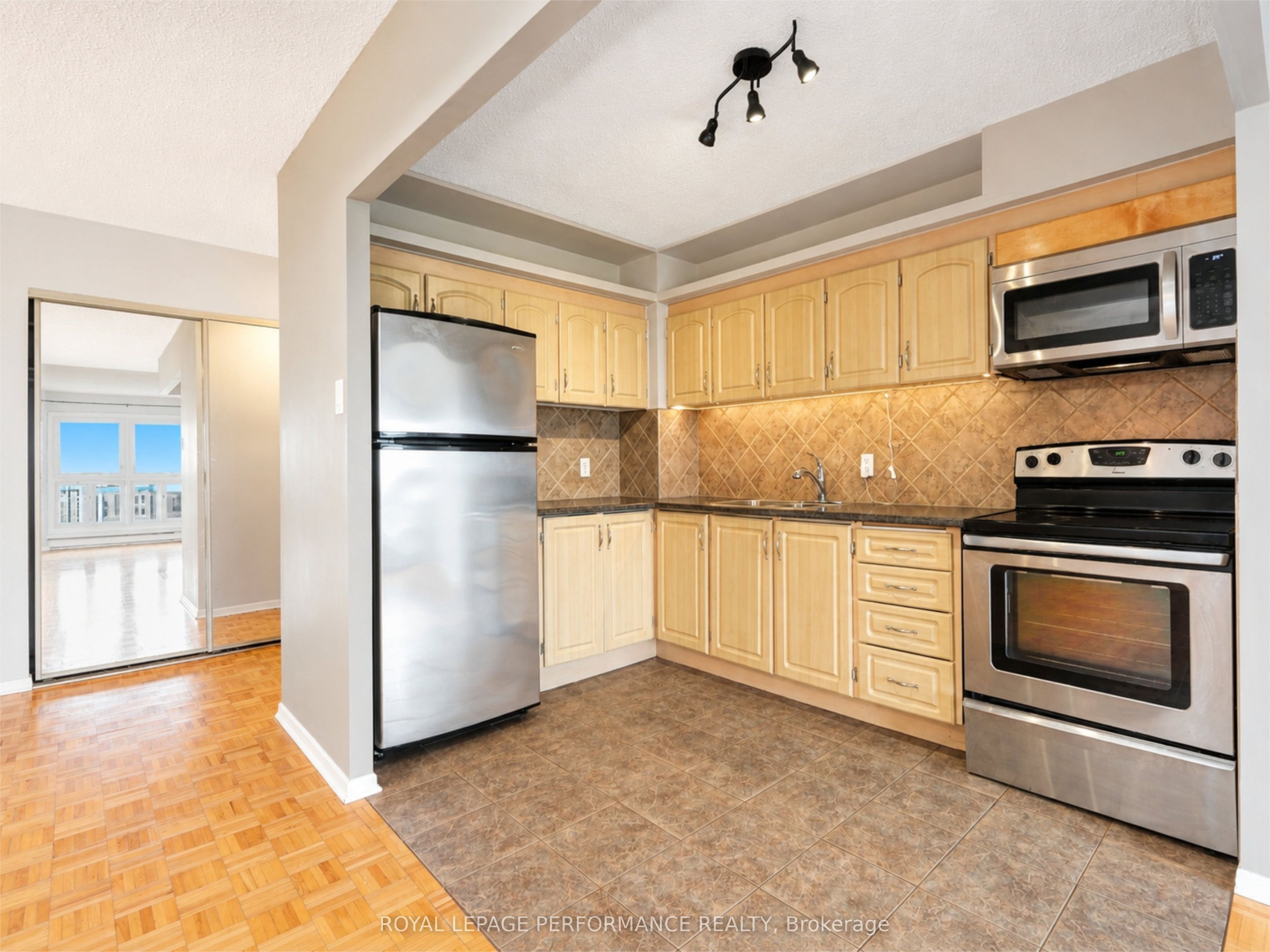 158C Mcarthur Avenue 708, Vanier and Kingsview Park, ON K1L 8E7 photo 4