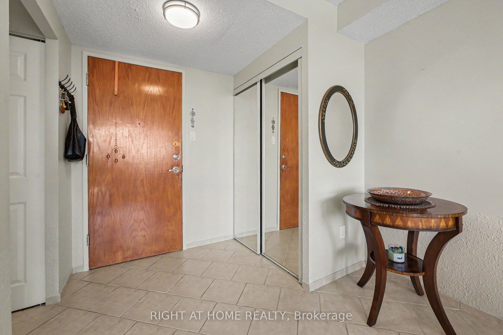 2759 Carousel Crescent N 701, Blossom Park - Airport and Area, ON K1T 2N5 photo 3