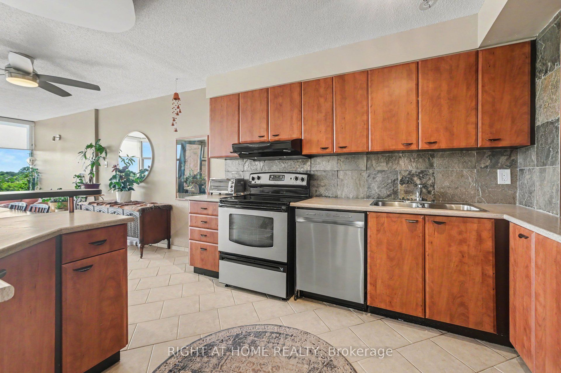 2759 Carousel Crescent N 701, Blossom Park - Airport and Area, ON K1T 2N5 photo 4