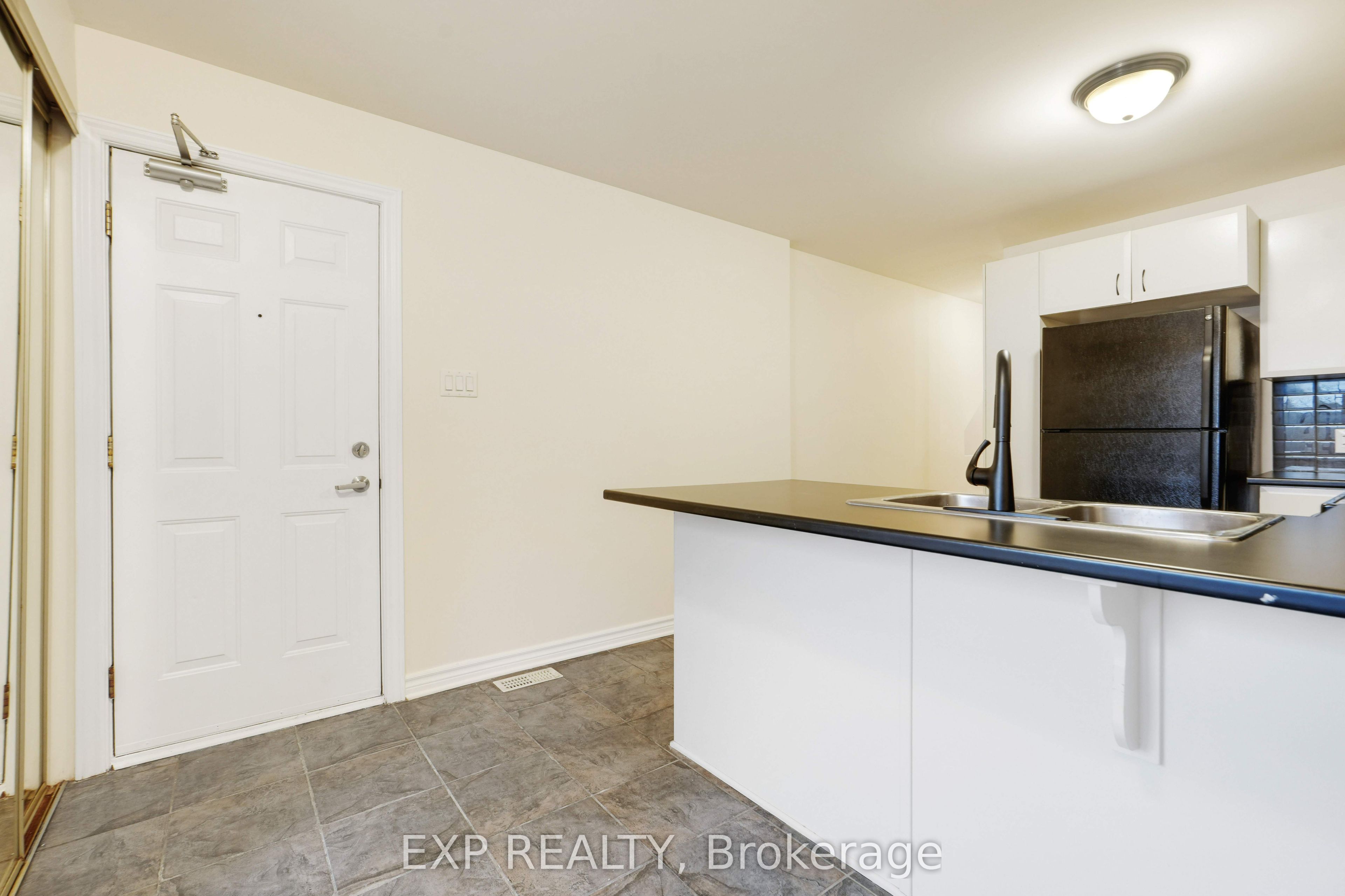 201 Paseo Private 14, South of Baseline to Knoxdale, ON K2G 4N7 photo 4