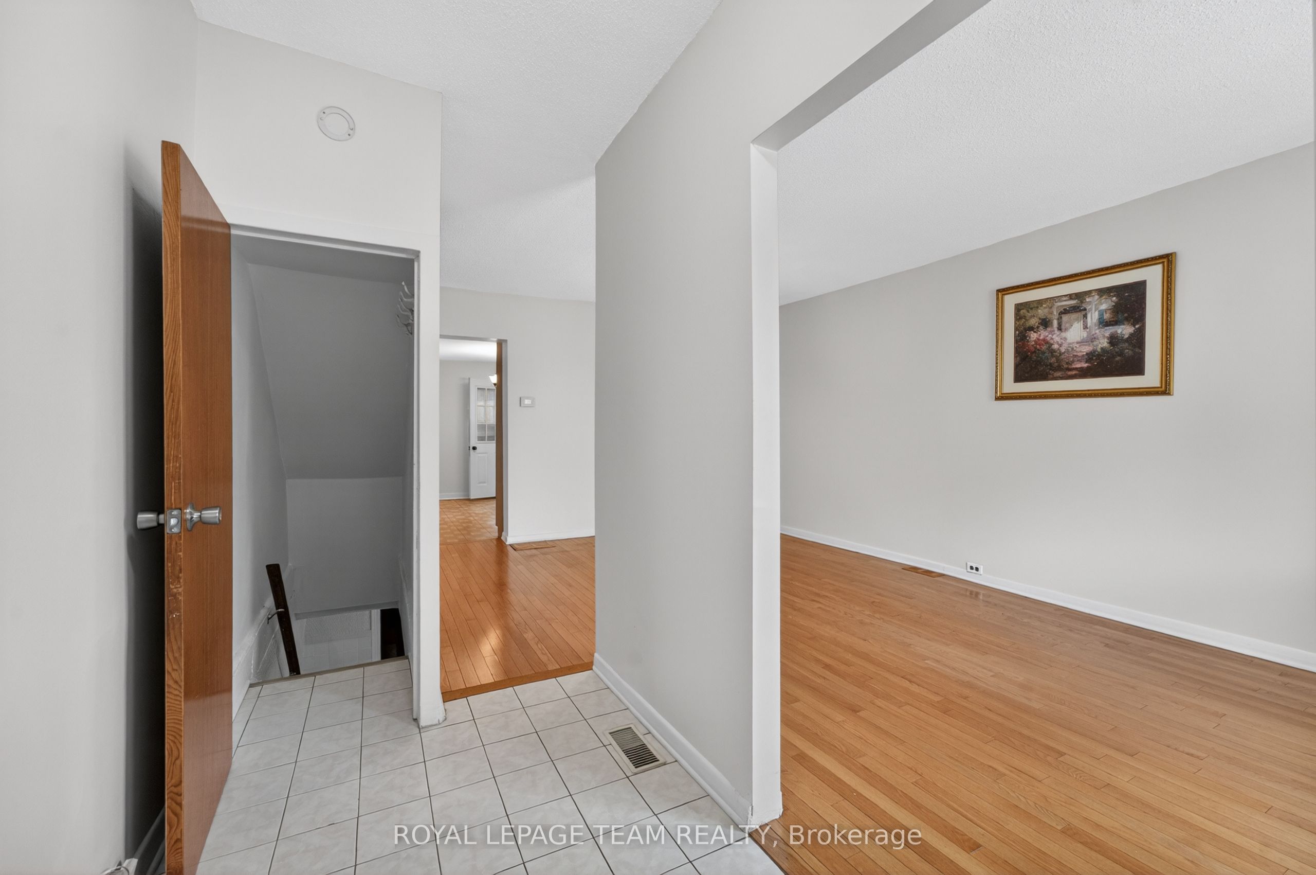 274 Breezehill Avenue S, Dows Lake - Civic Hospital and Area, ON K1Y 2J3 photo 4