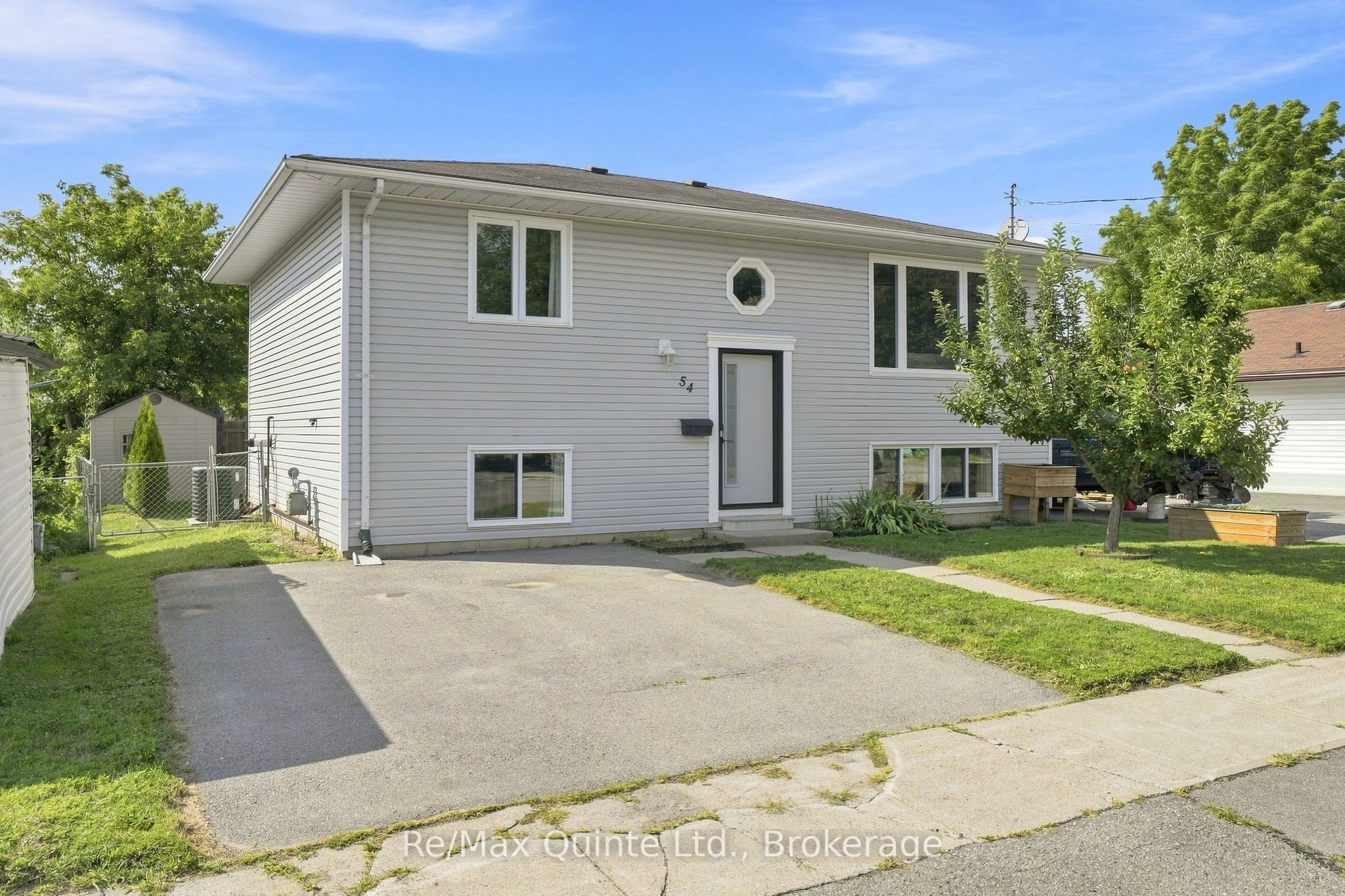 54 Bentinck Street, Quinte West, ON K8V 4E3 photo 2