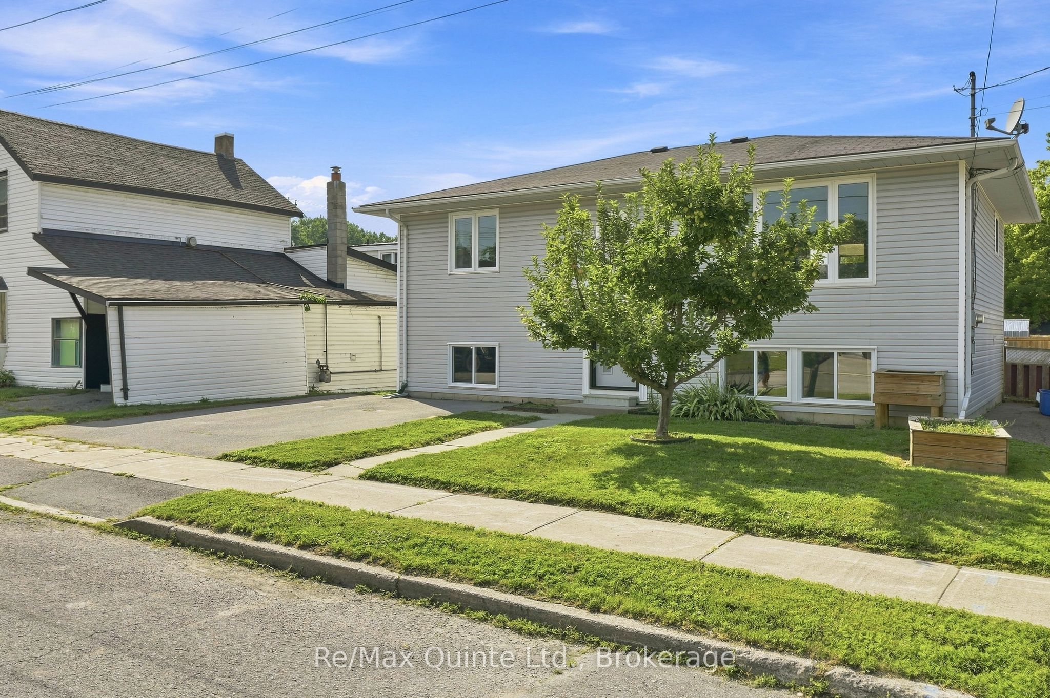 54 Bentinck Street, Quinte West, ON K8V 4E3 photo 3
