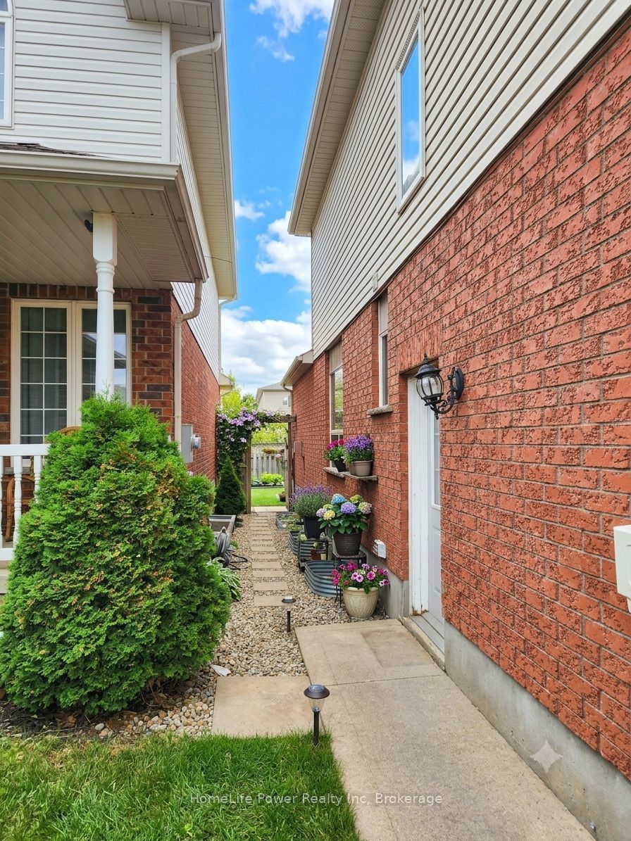 25 Gosling Gardens #B, Guelph, ON N1G 5J8 photo 2