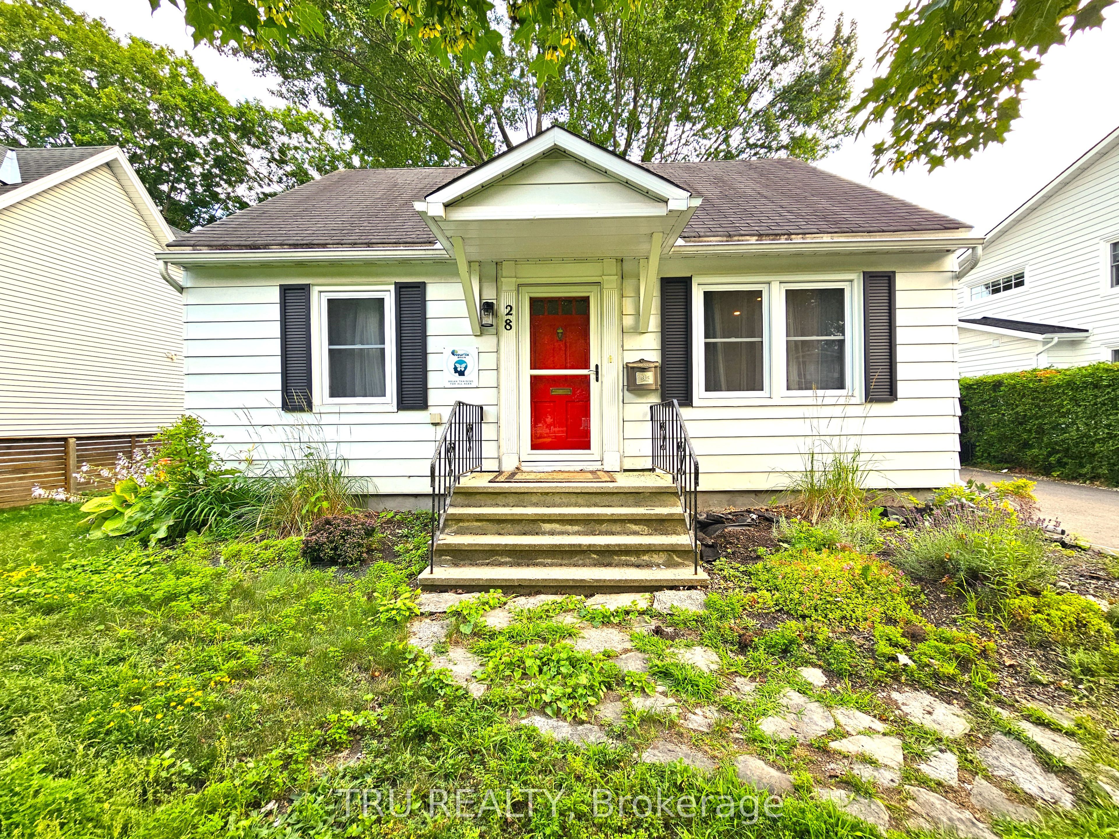 28 Arundel Avenue, Manor Park - Cardinal Glen and Area, ON K1K 0B6