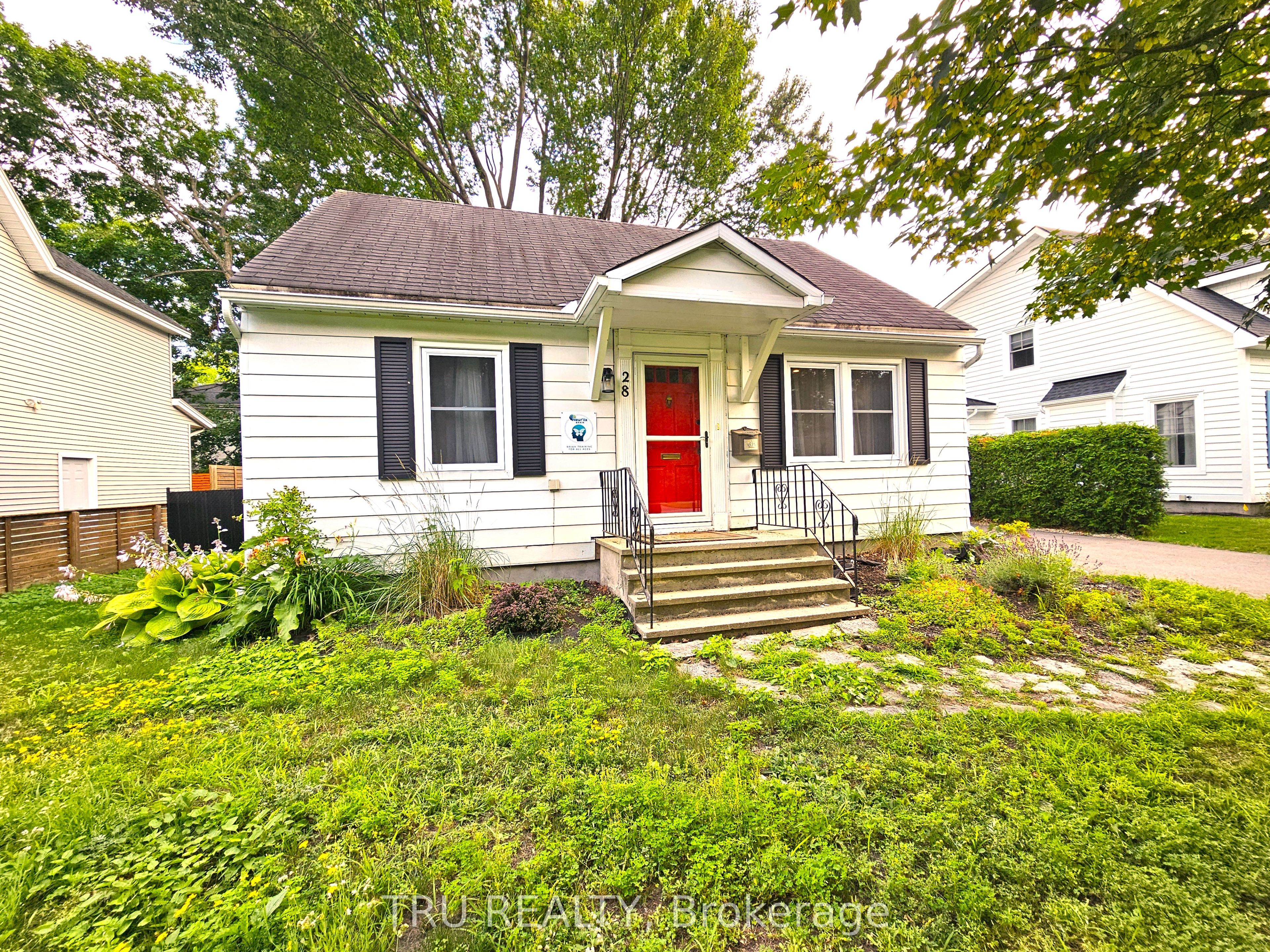 28 Arundel Avenue, Manor Park - Cardinal Glen and Area, ON K1K 0B6 photo 2