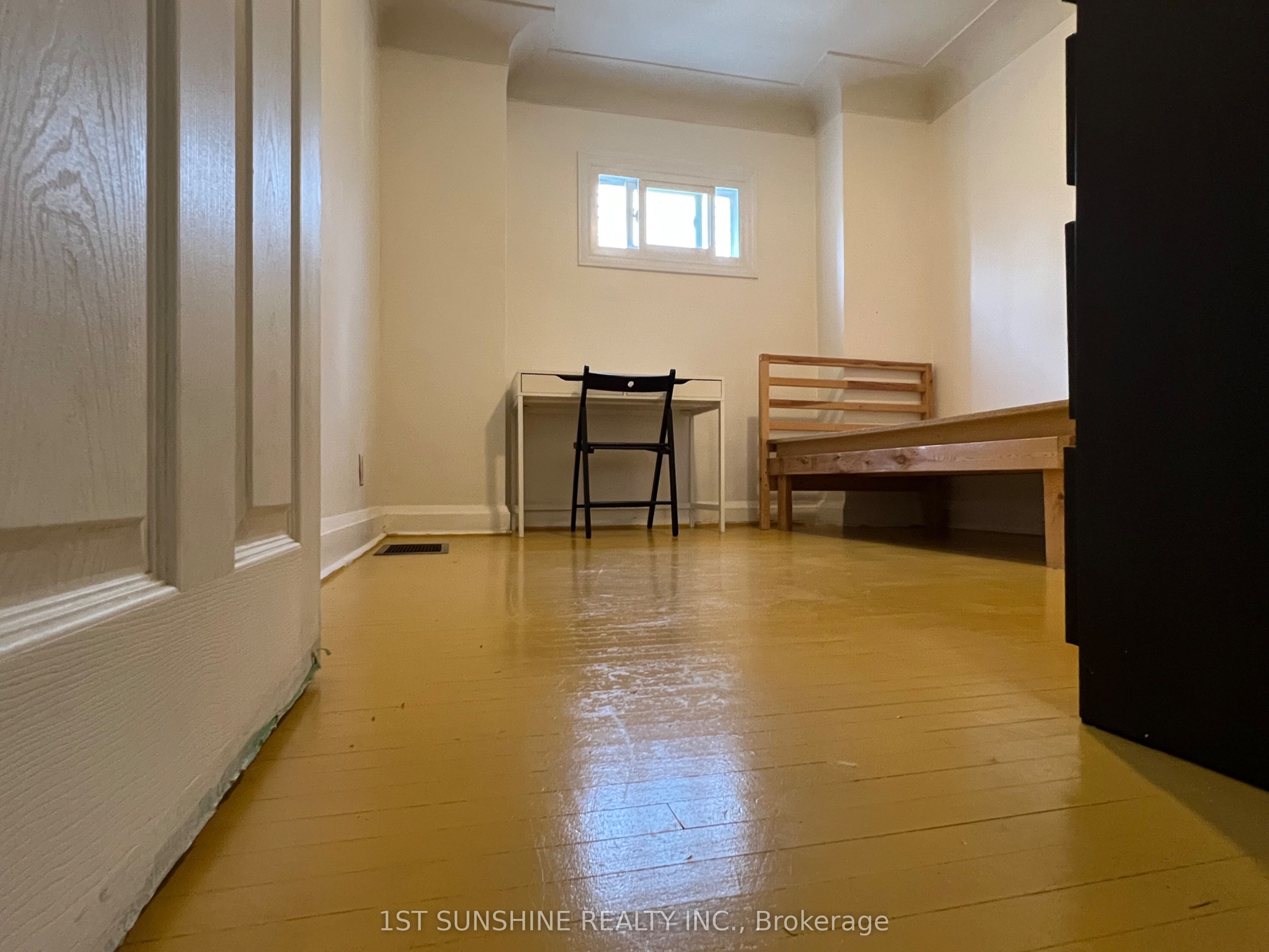 128 Arkell Street Rm 102, Hamilton, ON L8S 1N8