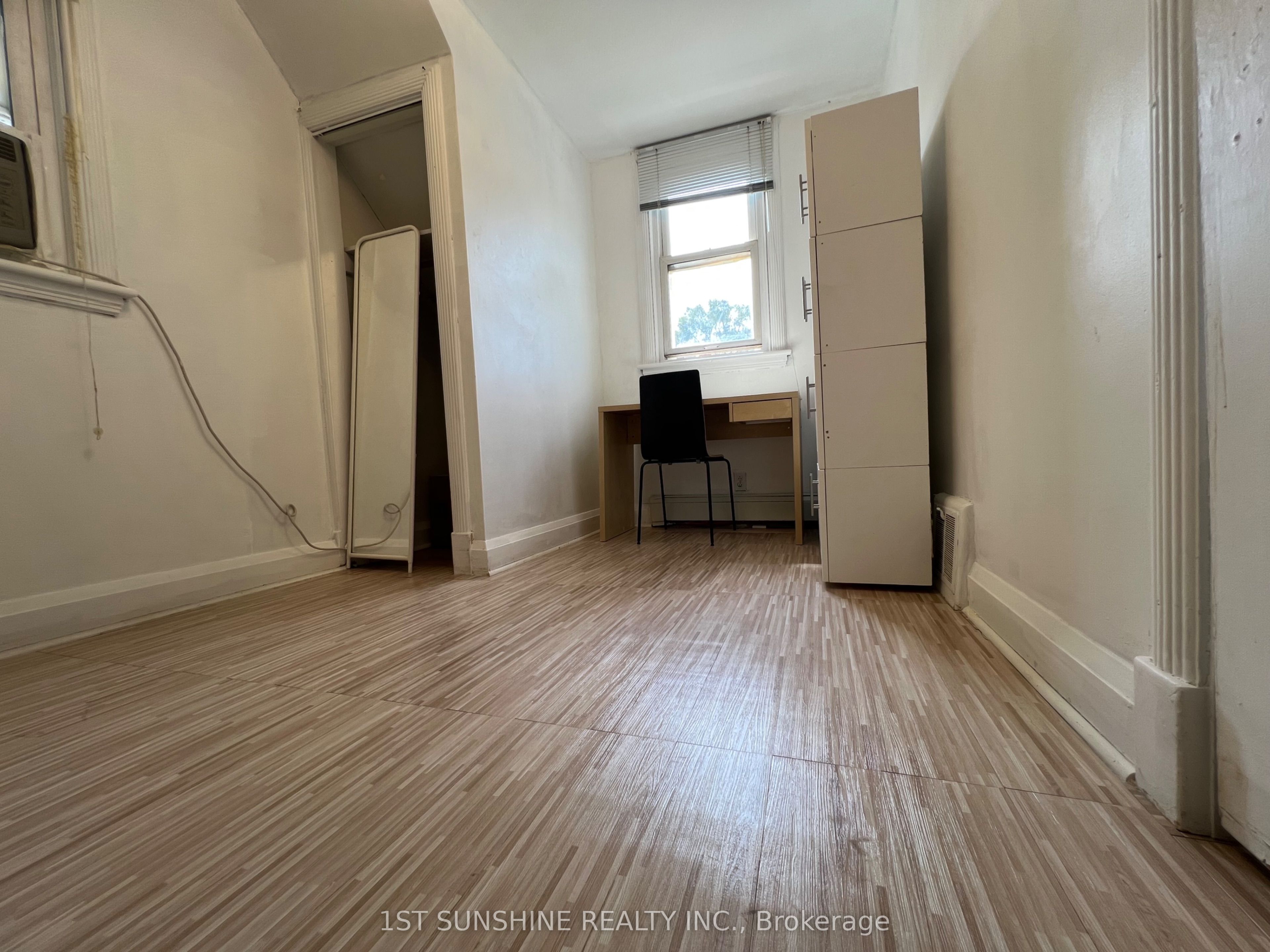128 Arkell Street Rm 102, Hamilton, ON L8S 1N8 photo 4