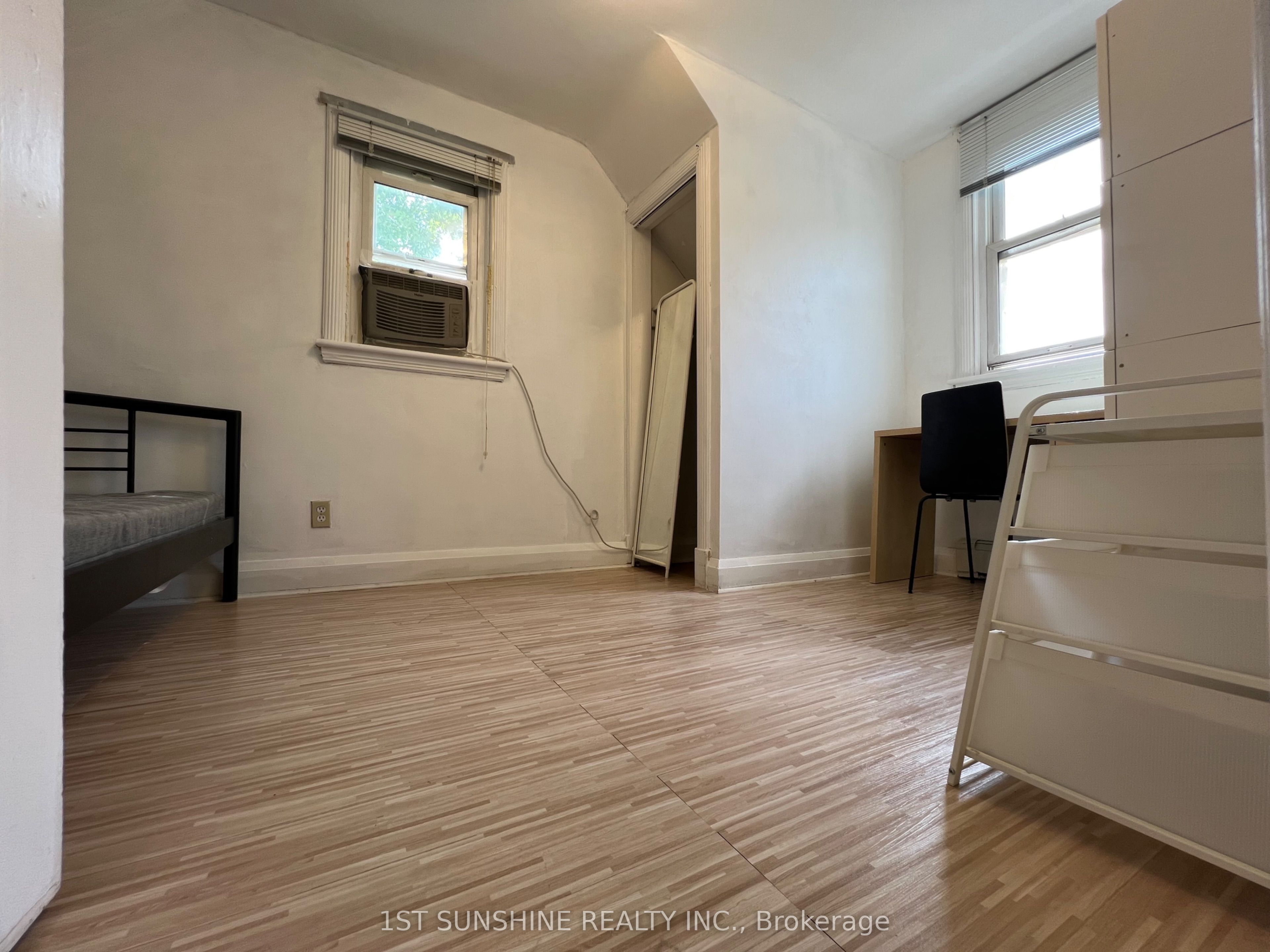 128 Arkell Street Rm 102, Hamilton, ON L8S 1N8 photo 5