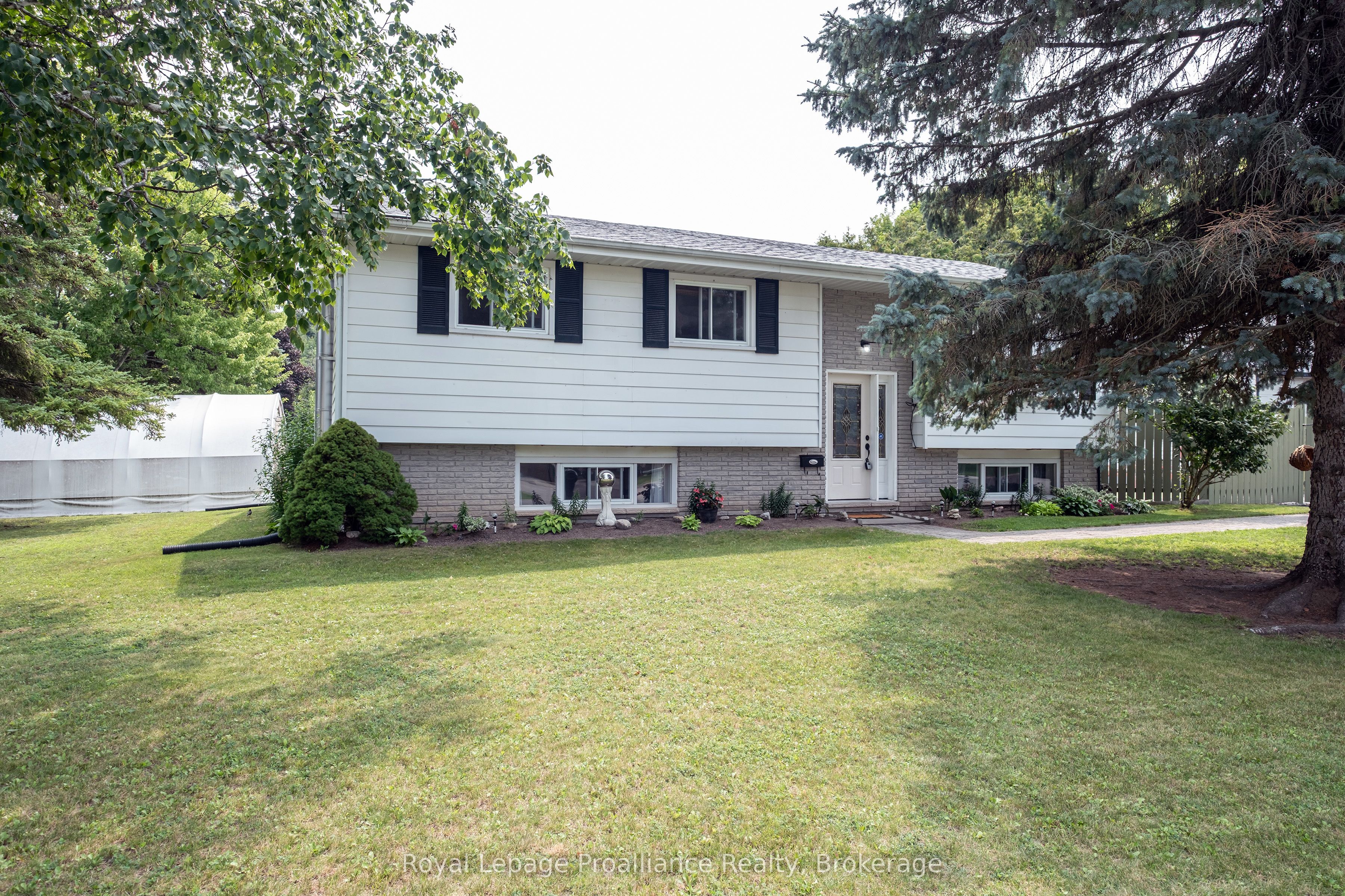 115 Nicholas Street, Quinte West, ON K8V 6E8 photo 3