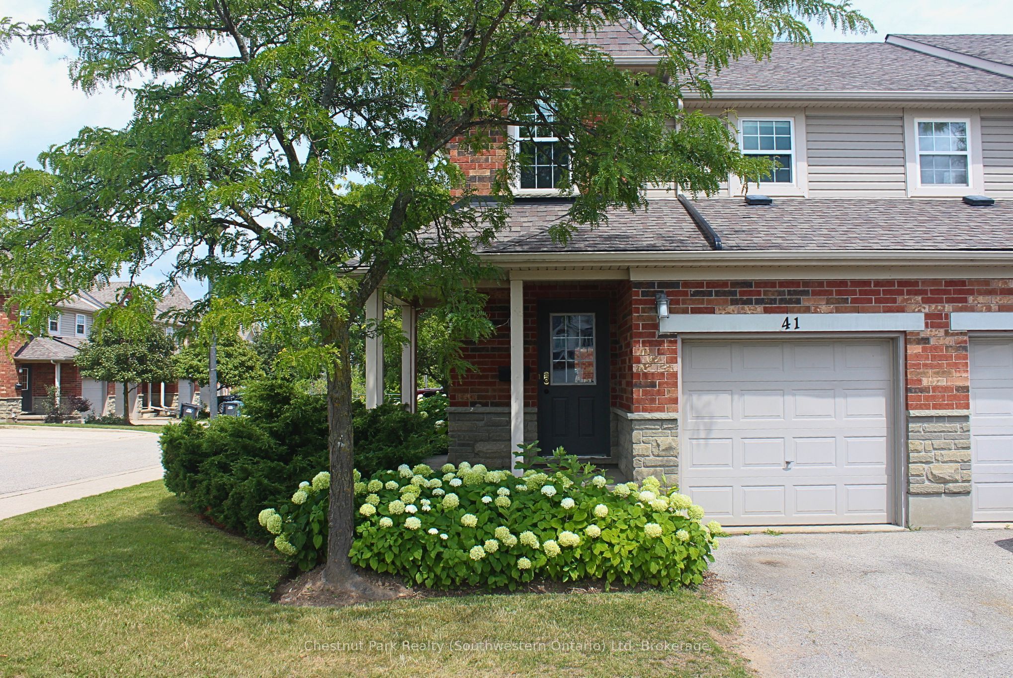 124 Gosling Gardens, Guelph, ON N1G 5K6 photo 2