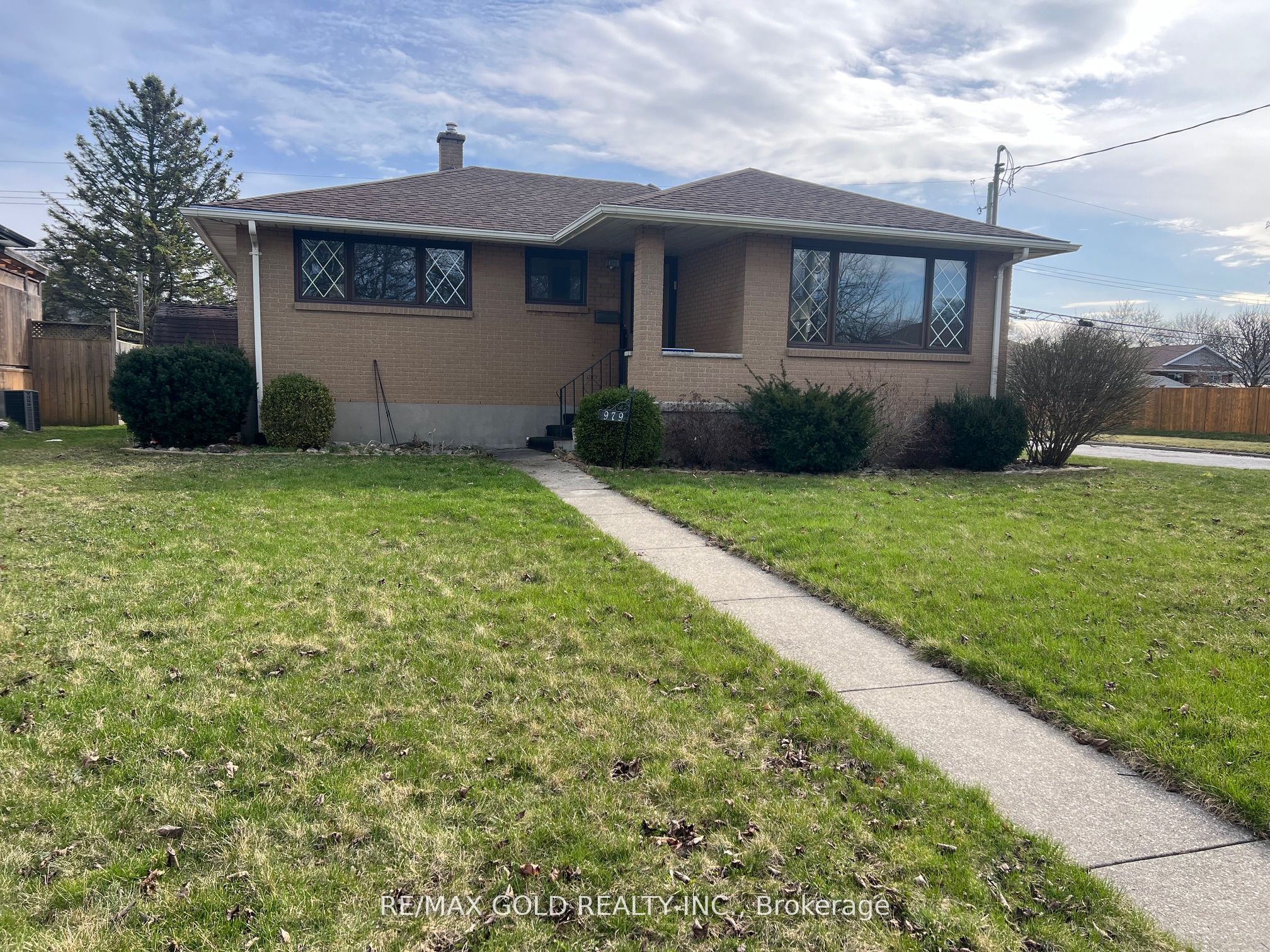 979 Wellington Street, Sarnia, ON N7S 1E2 photo 2