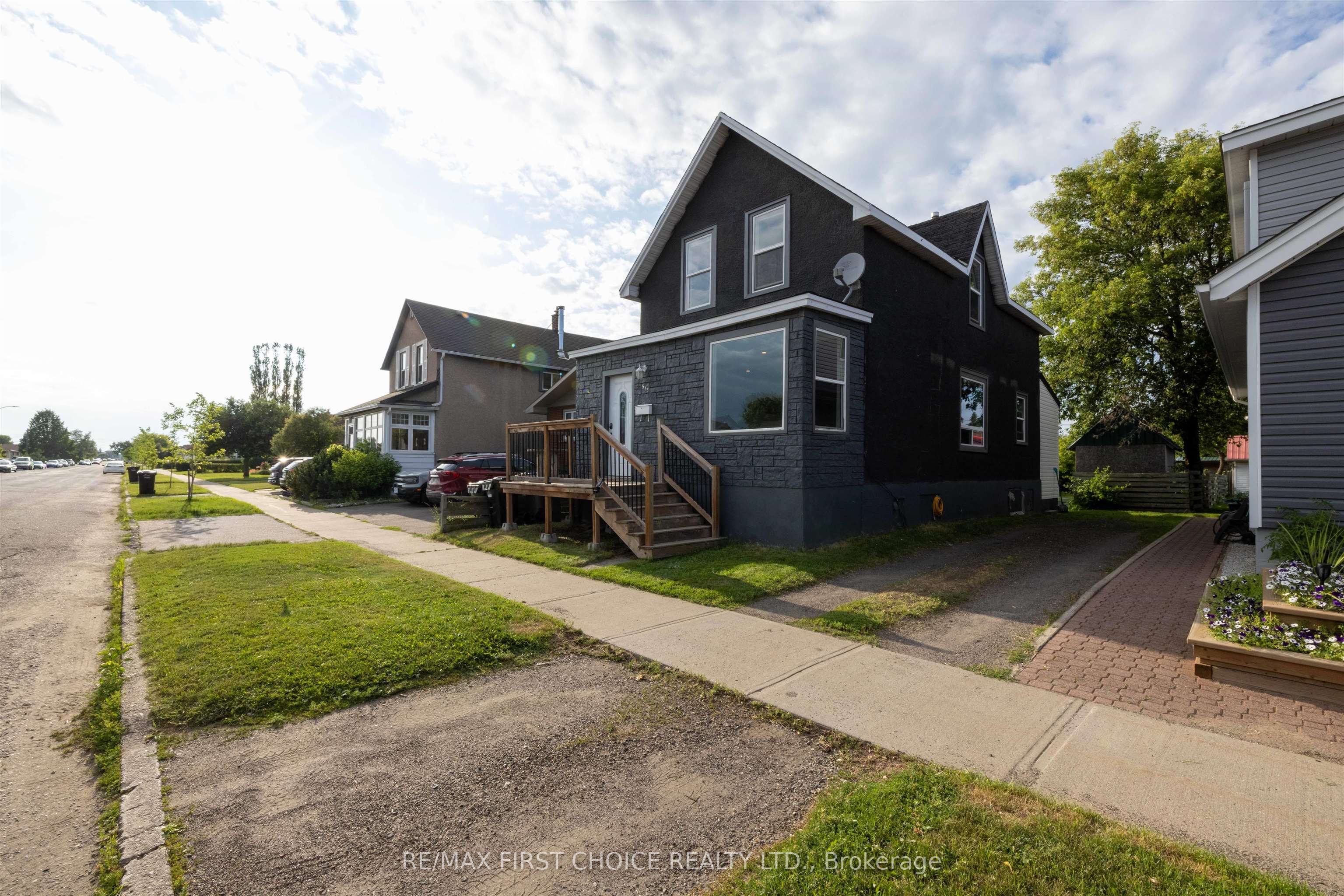 513 Christina Street E, Thunder Bay, ON P7E 4P4 photo 2
