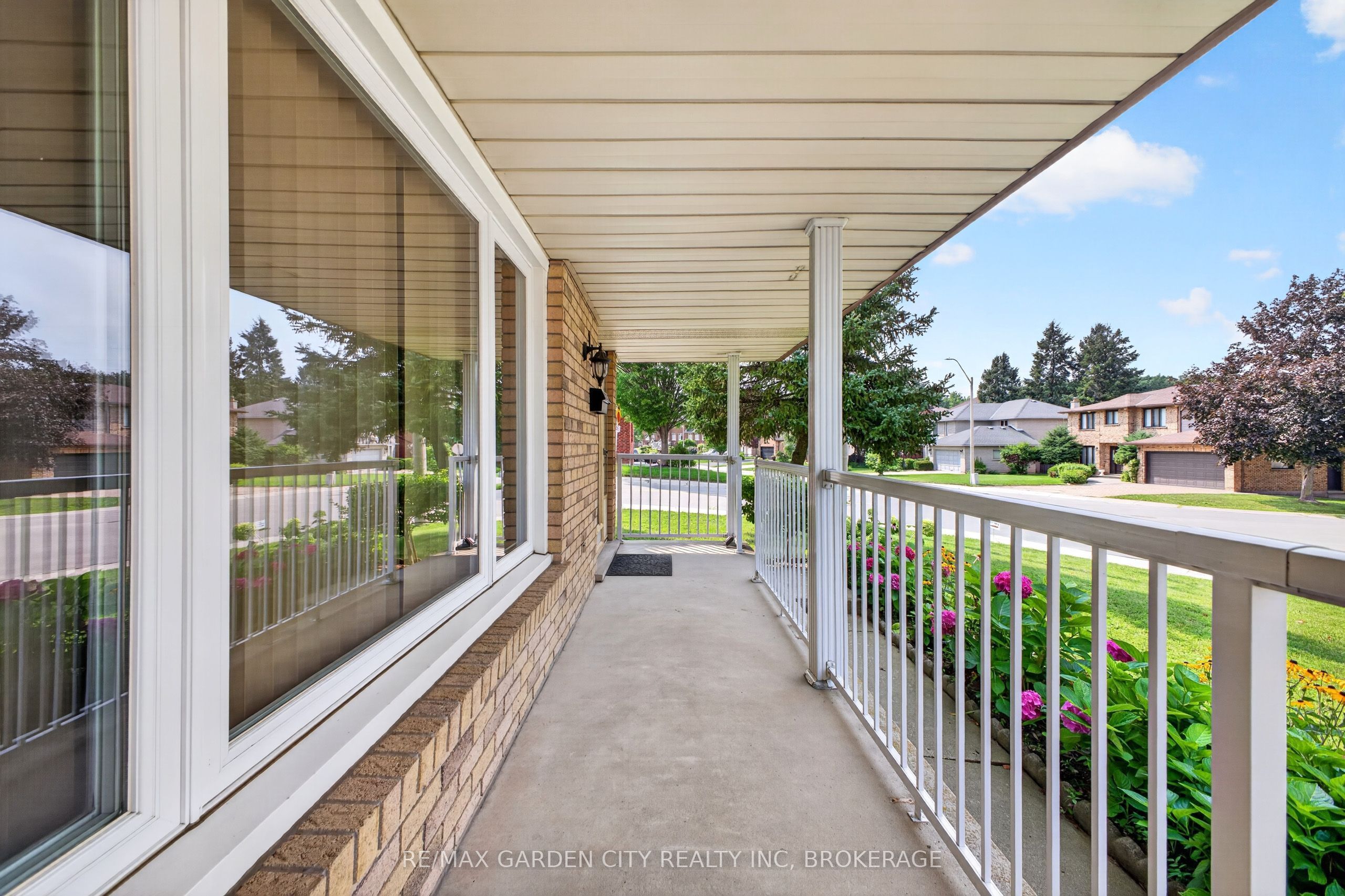 145 Adis Avenue, Hamilton, ON L9C 6T9 photo 4
