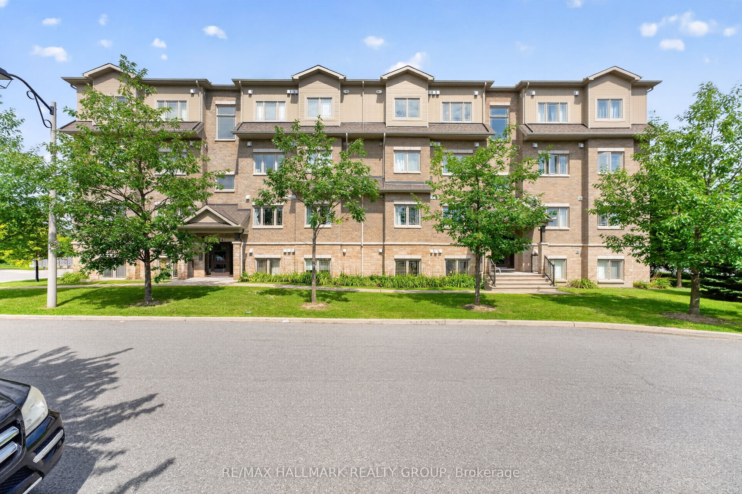 192 Springbeauty Avenue 7, Barrhaven, ON K2J 6B4 photo 2