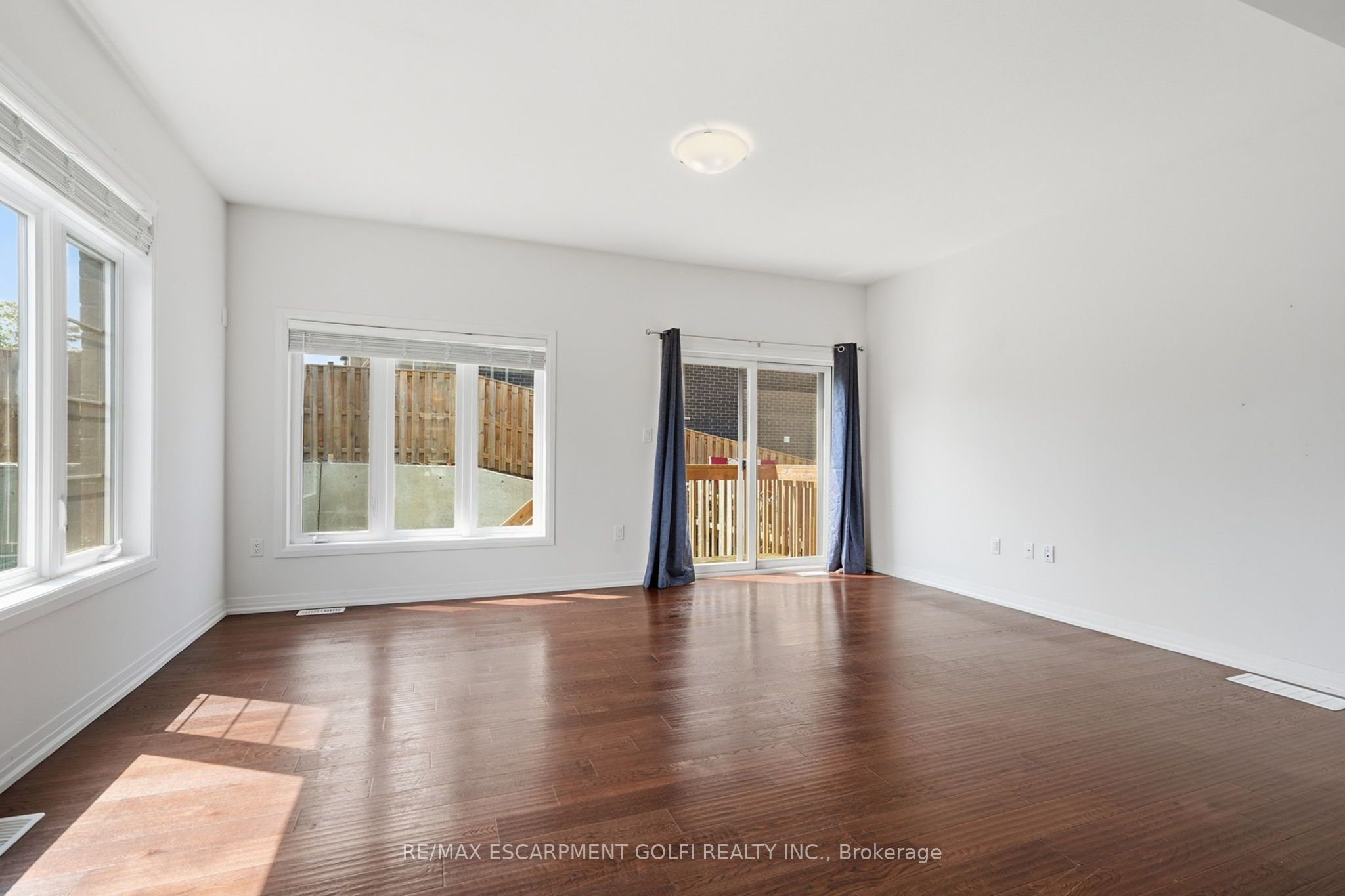 3996 CROWN Street, Lincoln, ON L3J 0S6 photo 2