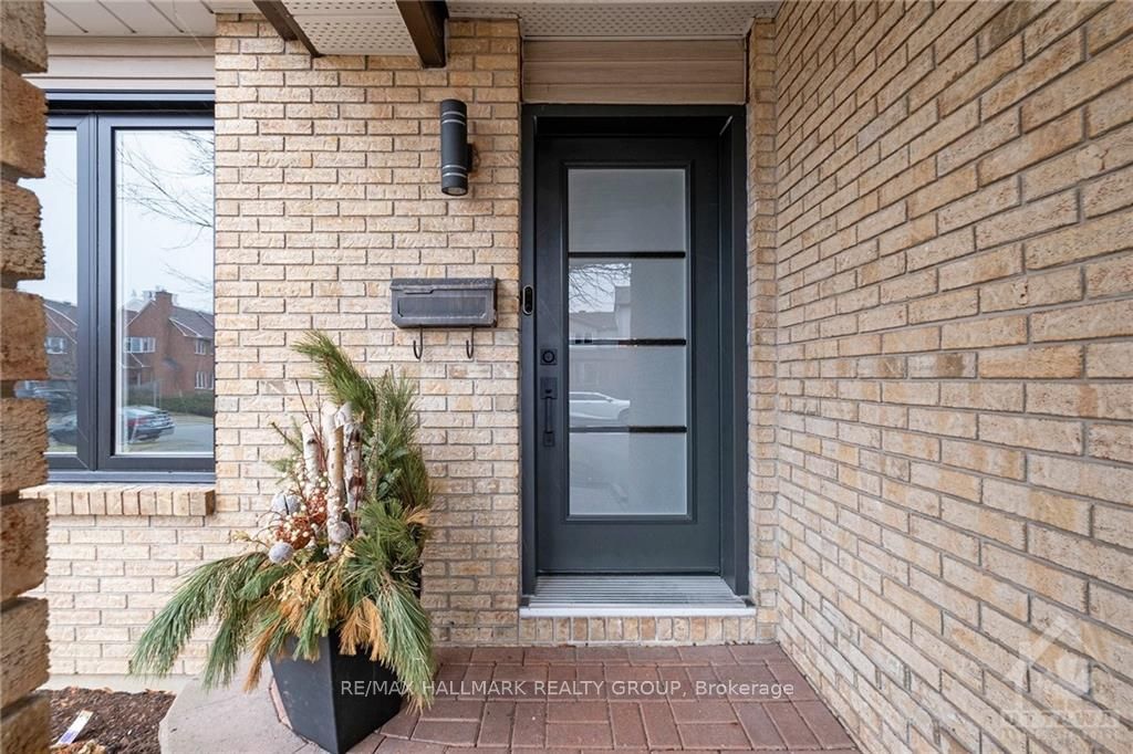 92 GILLESPIE Crescent, Hunt Club - Windsor Park Village and Area, ON K1V 0J2 photo 3