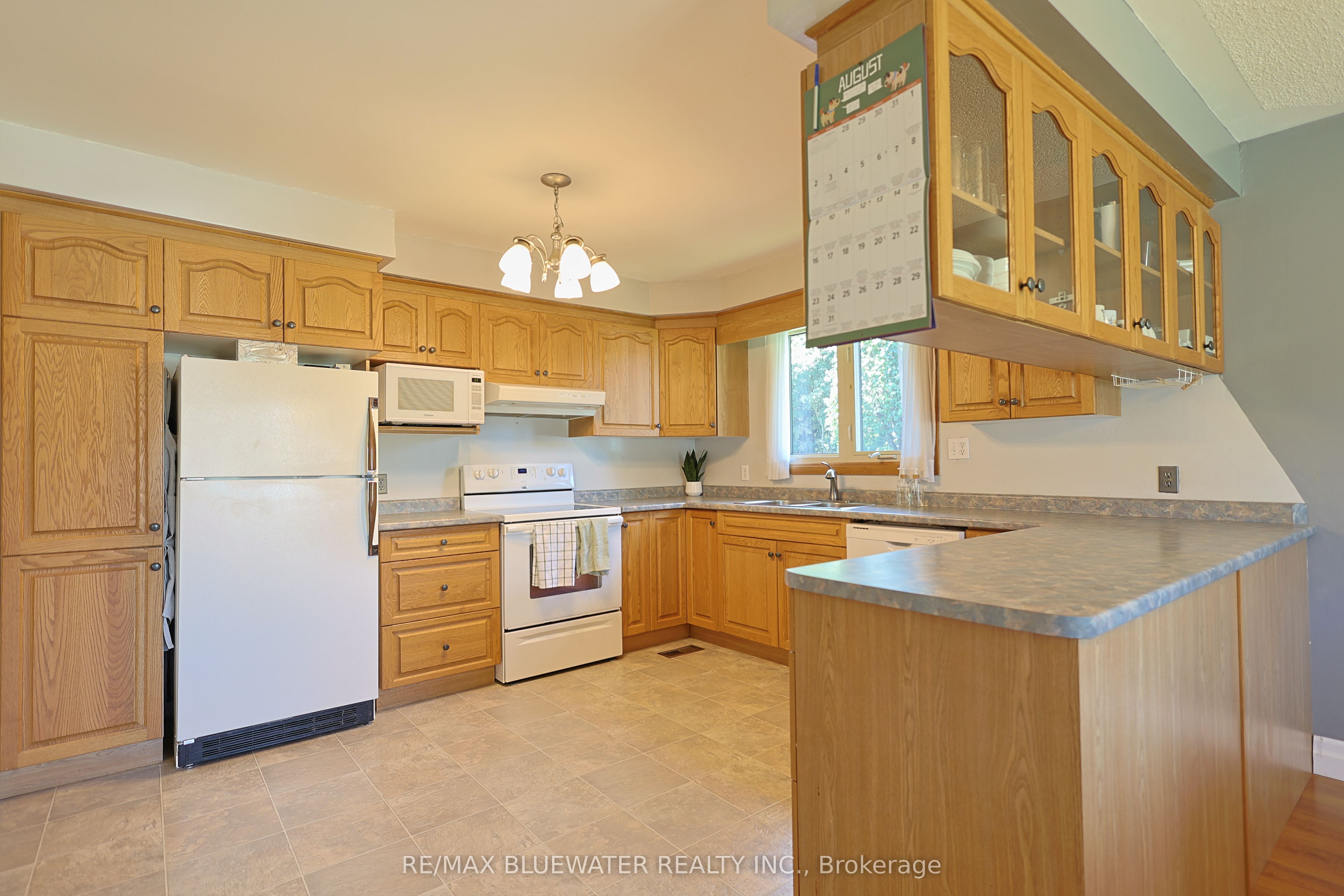 290 Anna Street, North Middlesex, ON N0M 2K0 photo 5