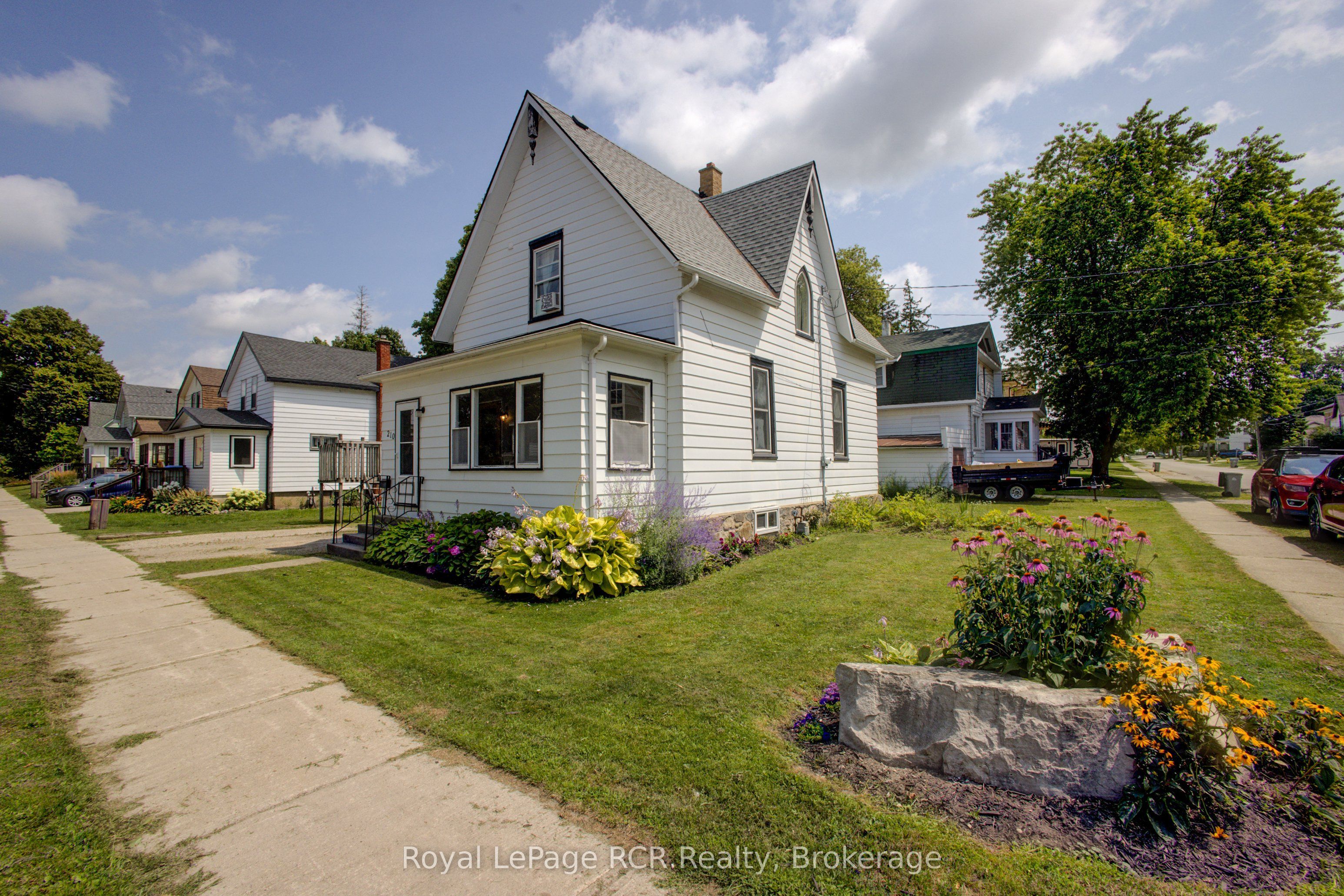 210 N Davidson Avenue N, North Perth, ON N4W 3A4 photo 2