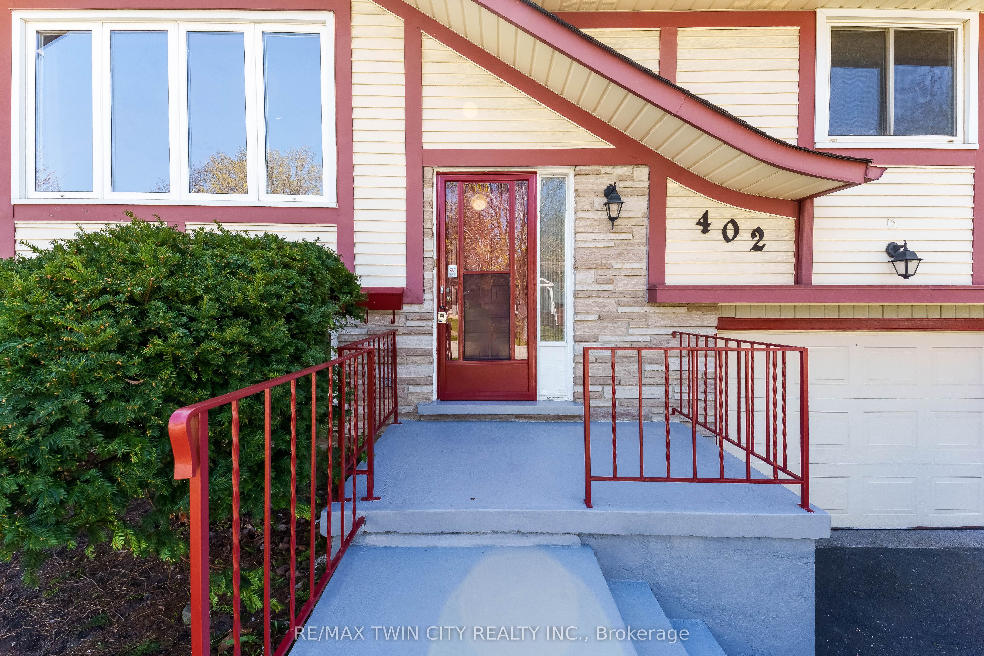 402 Lakeview Drive, Waterloo, ON N2L 4Z6 photo 2