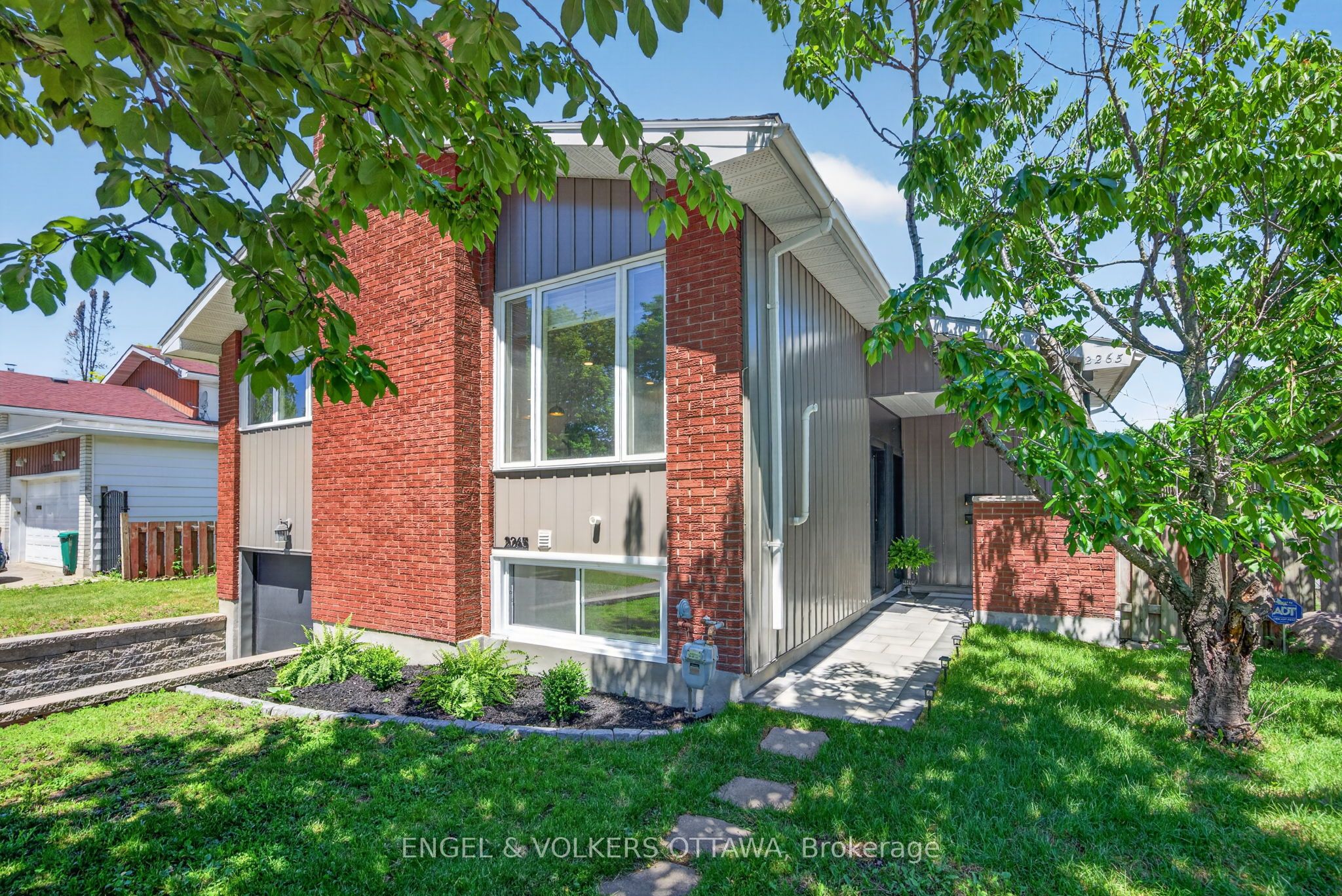 2265 Samuel Drive, Elmvale Acres and Area, ON K1G 3C3 photo 2