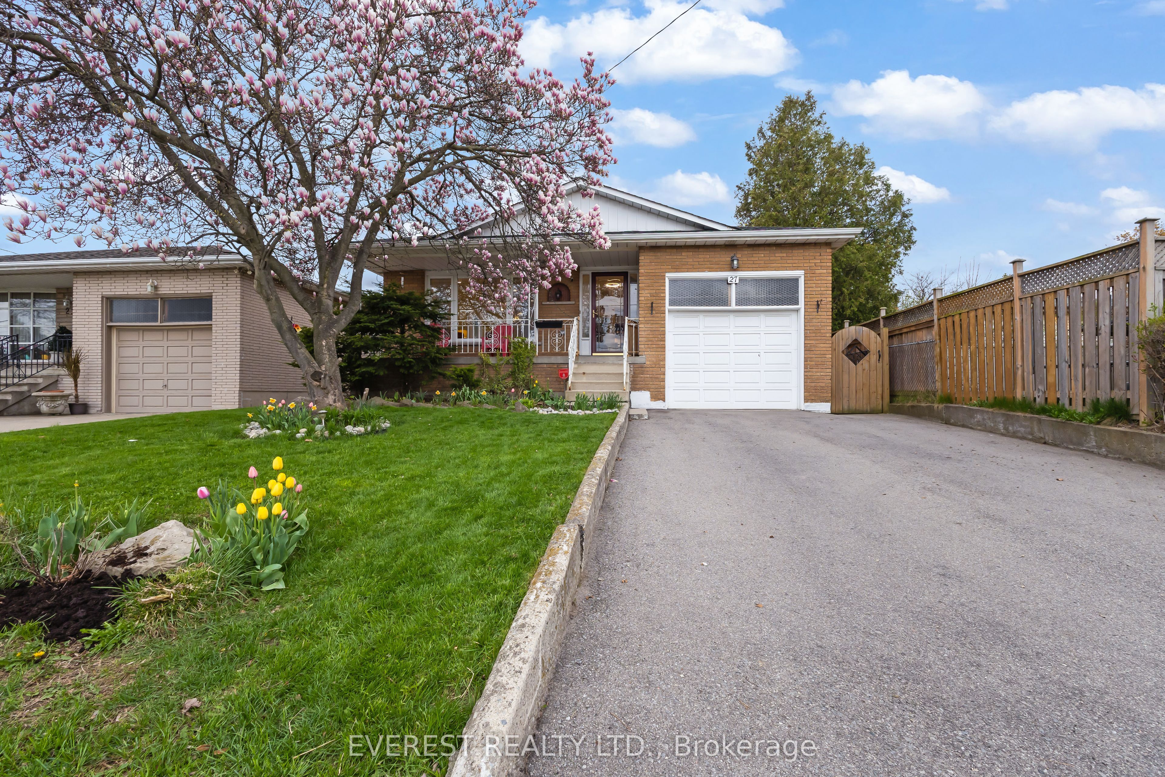 27 Lavina Crescent, Hamilton, ON L9C 5S7