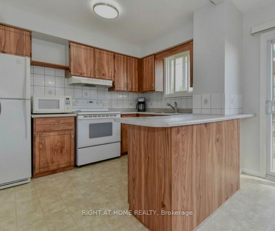 113 Southwood Drive, Kitchener, ON N2E 2J1 photo 2
